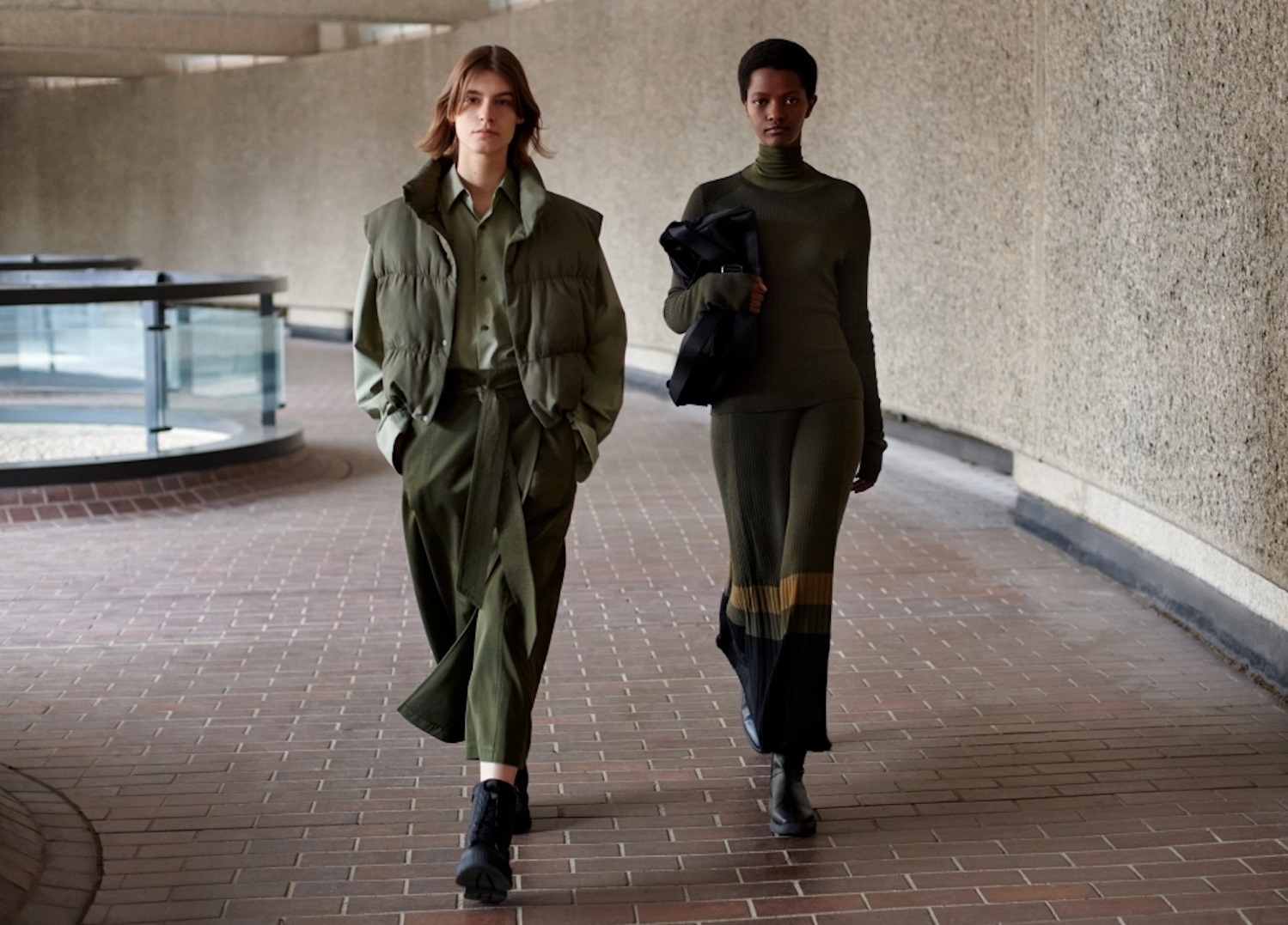 Clare Waight Keller bien hoa trong BST thu dong ket hop cung Uniqlo hinh anh