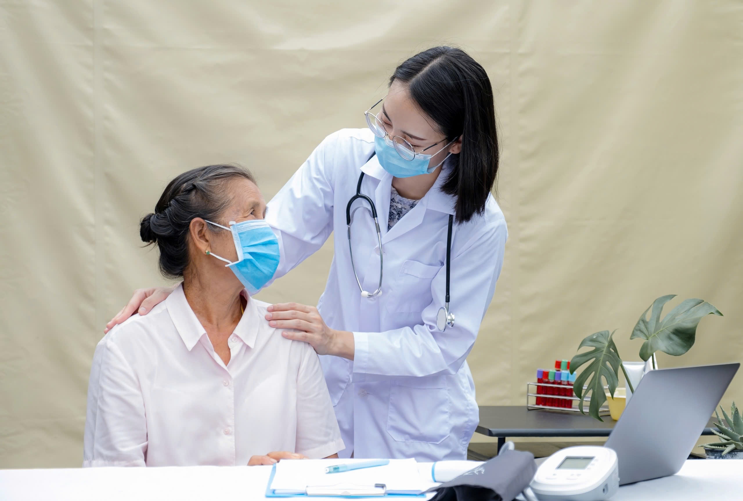 Ho tro phu nu tiep can chuong trinh tam soat ung thu mien phi hinh anh