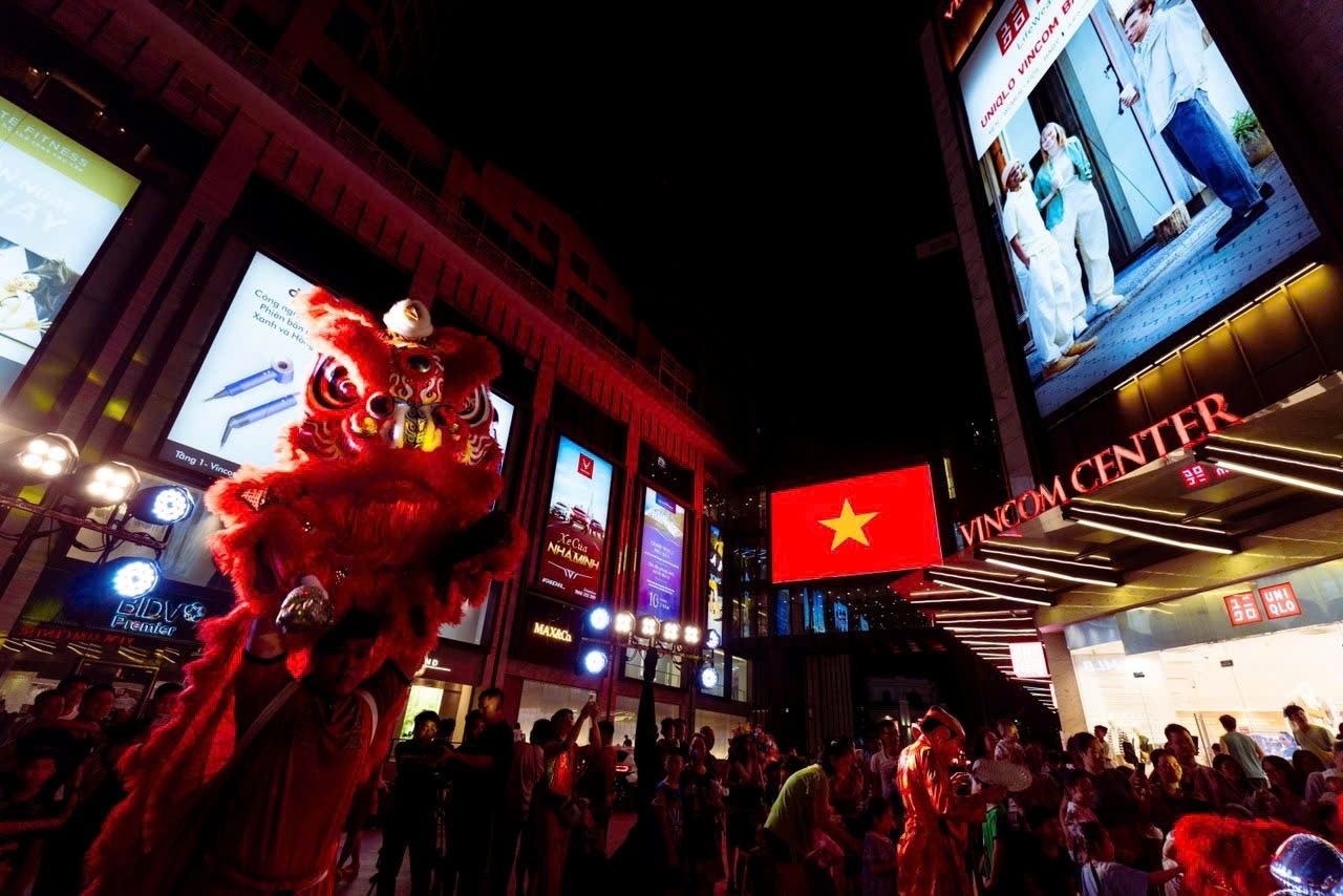 Grand World,  Vinpearl anh 9