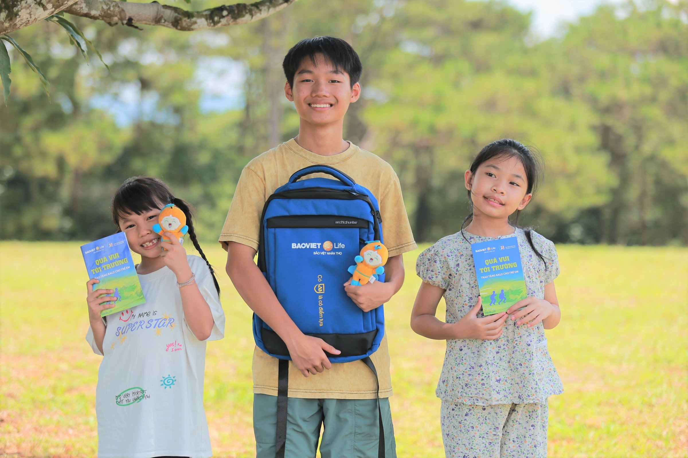 Bao Viet Nhan Tho trao cap sach cho hon 8.000 hoc sinh ca nuoc hinh anh