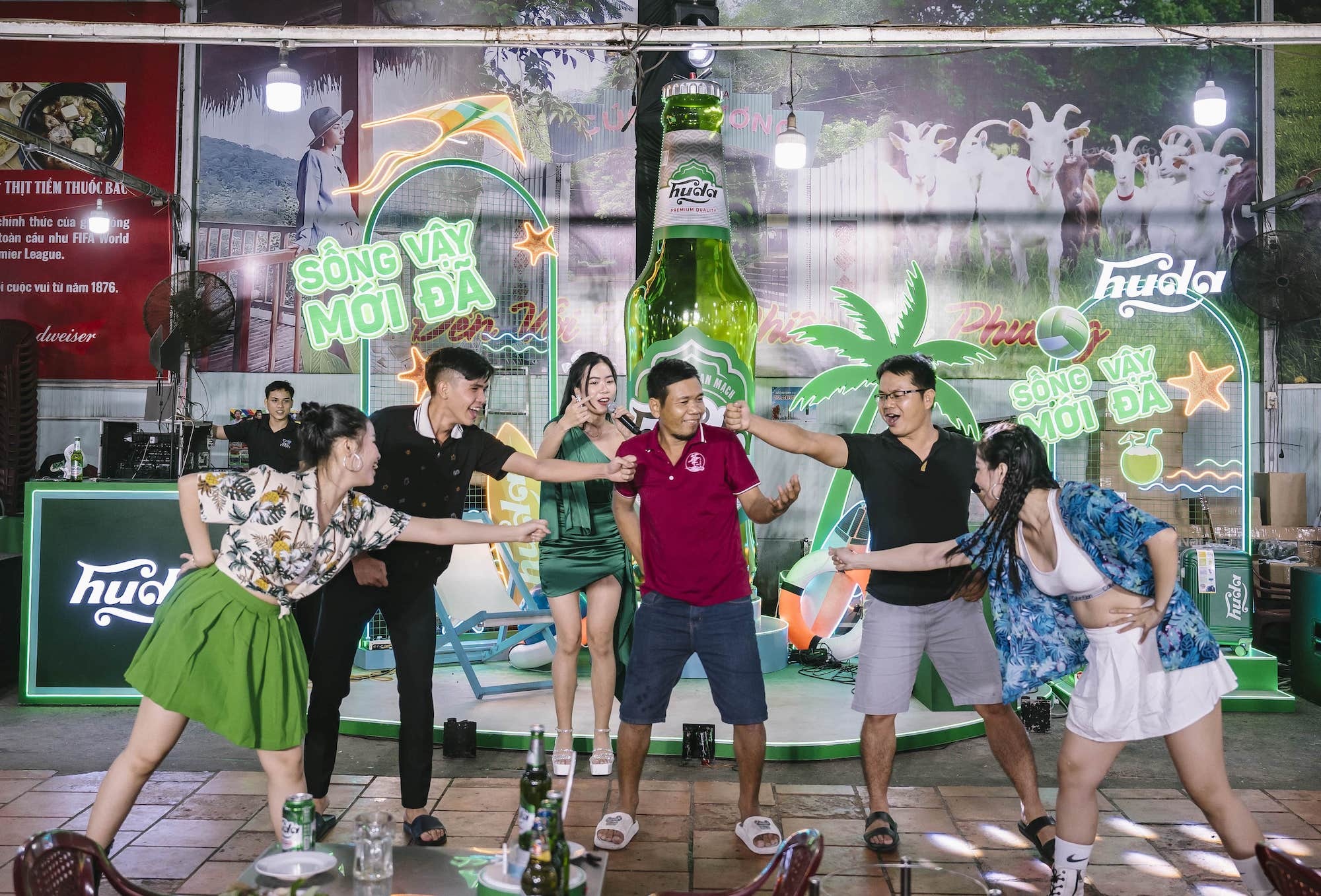 Gioi tre mien Nam 'chill' het minh voi trai nghiem bien trong pho hinh anh