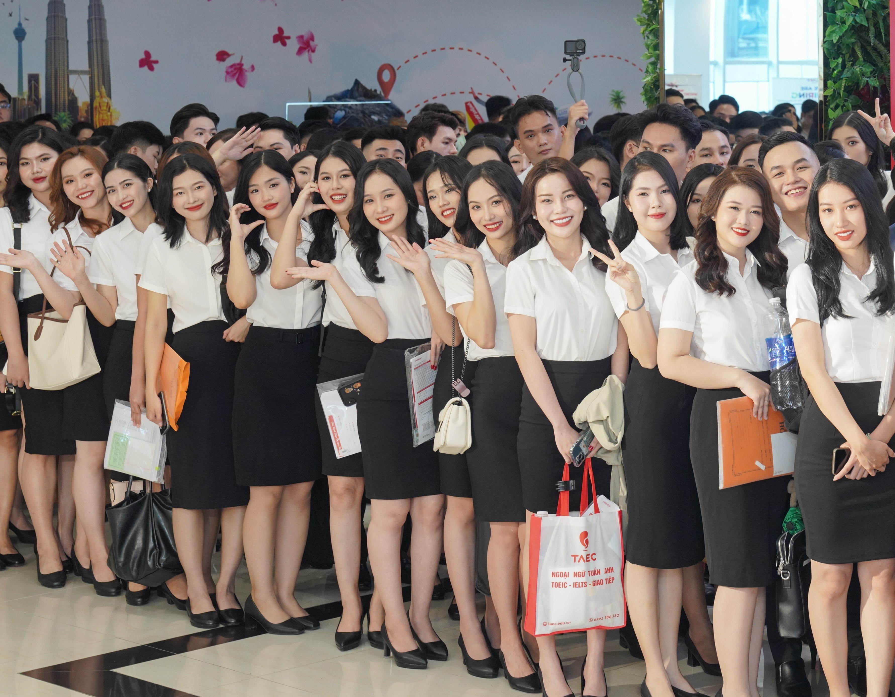 Vietjet tuyen dung anh 9