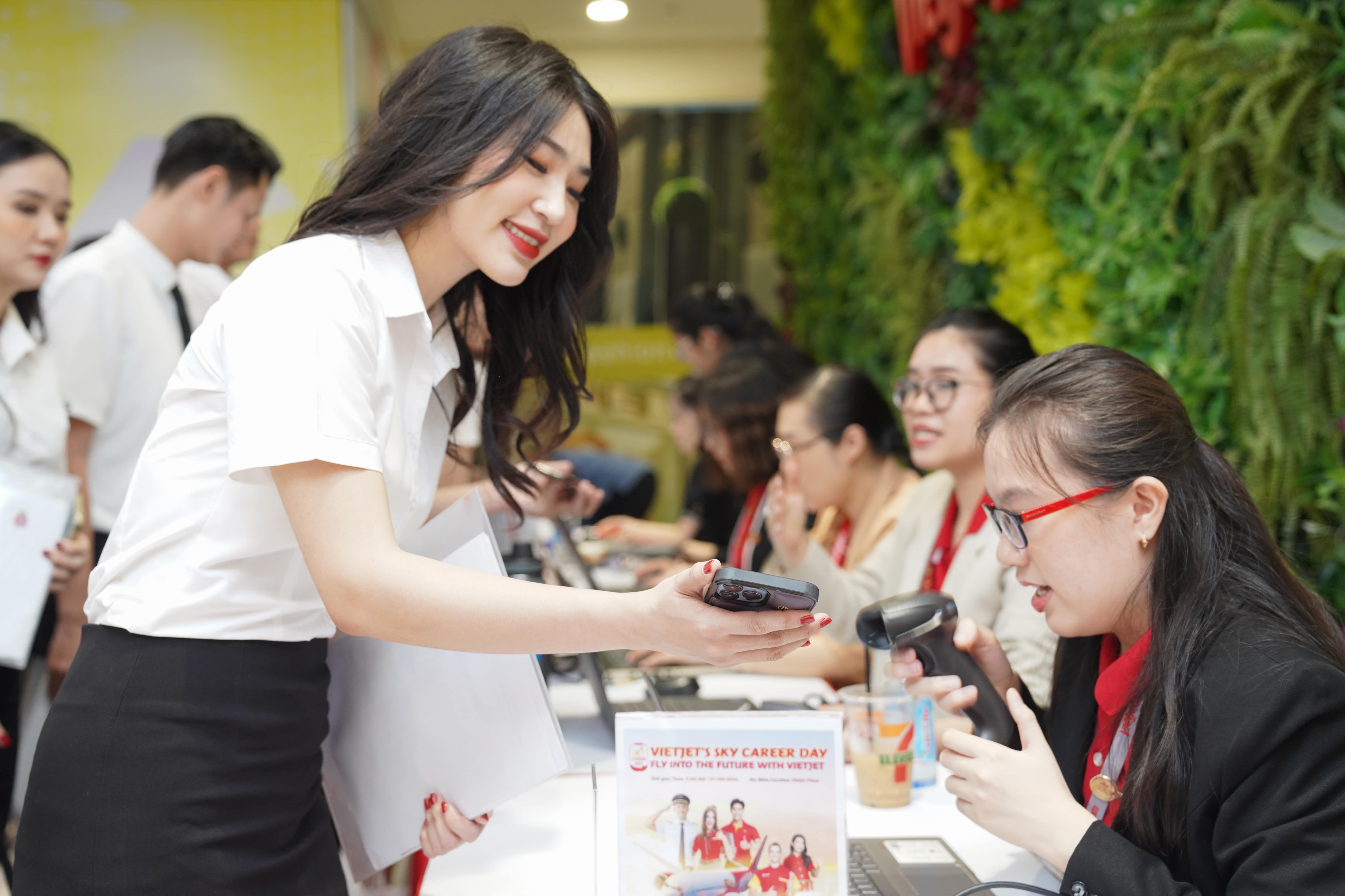 Vietjet tuyen dung anh 7