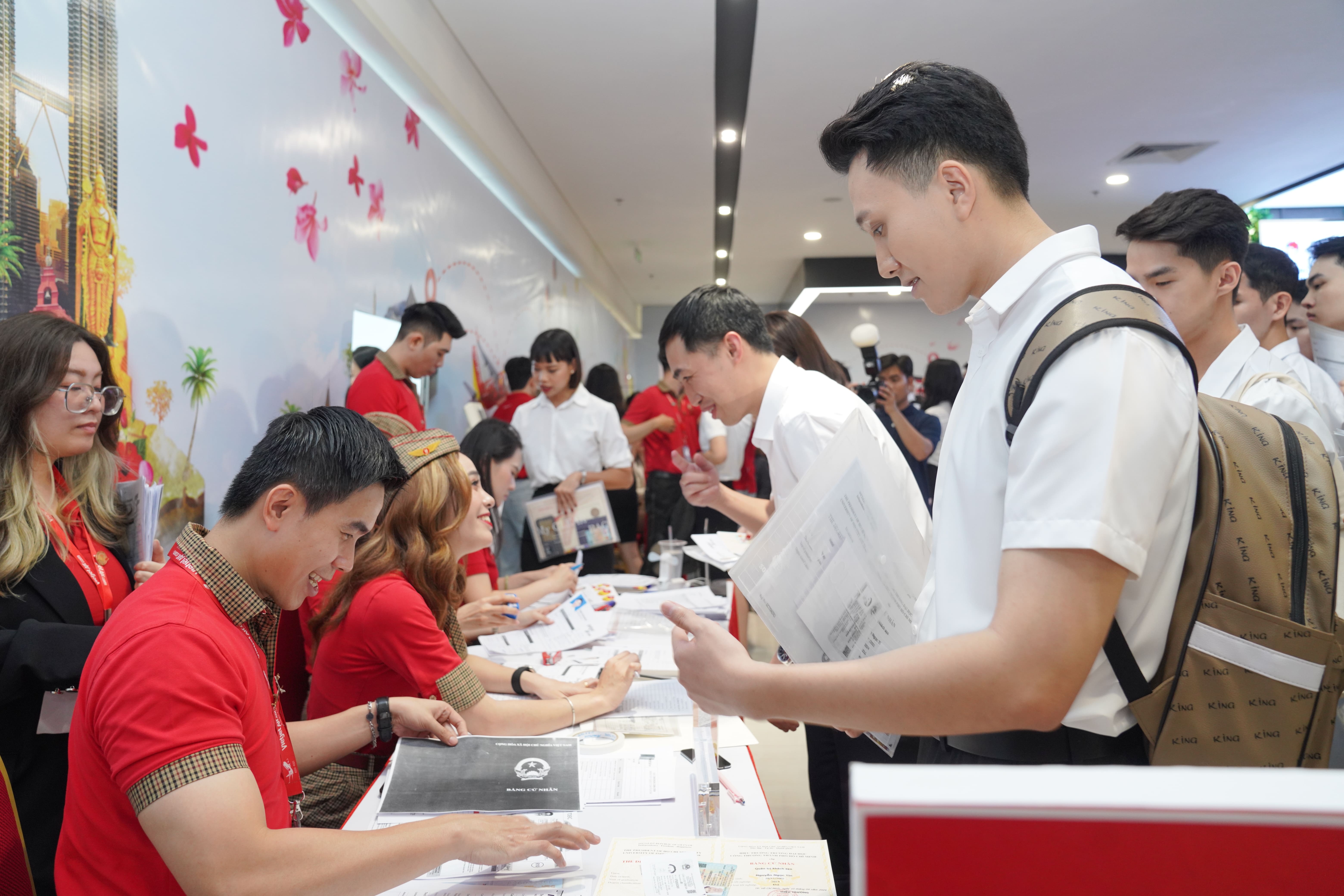 Vietjet tuyen dung anh 8