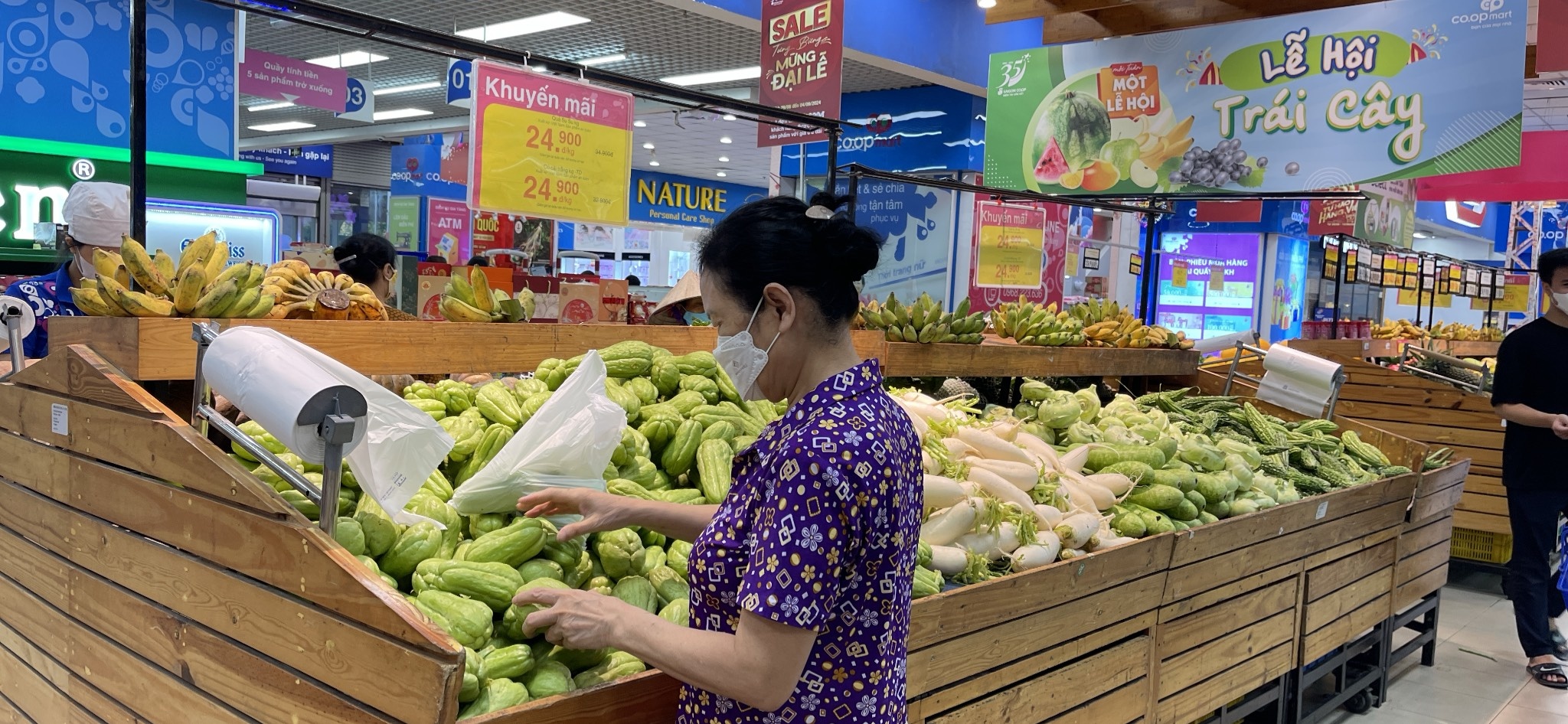 Saigon Co.op no luc dong hanh, chi vien hang hoa cho cac tinh phia Bac hinh anh