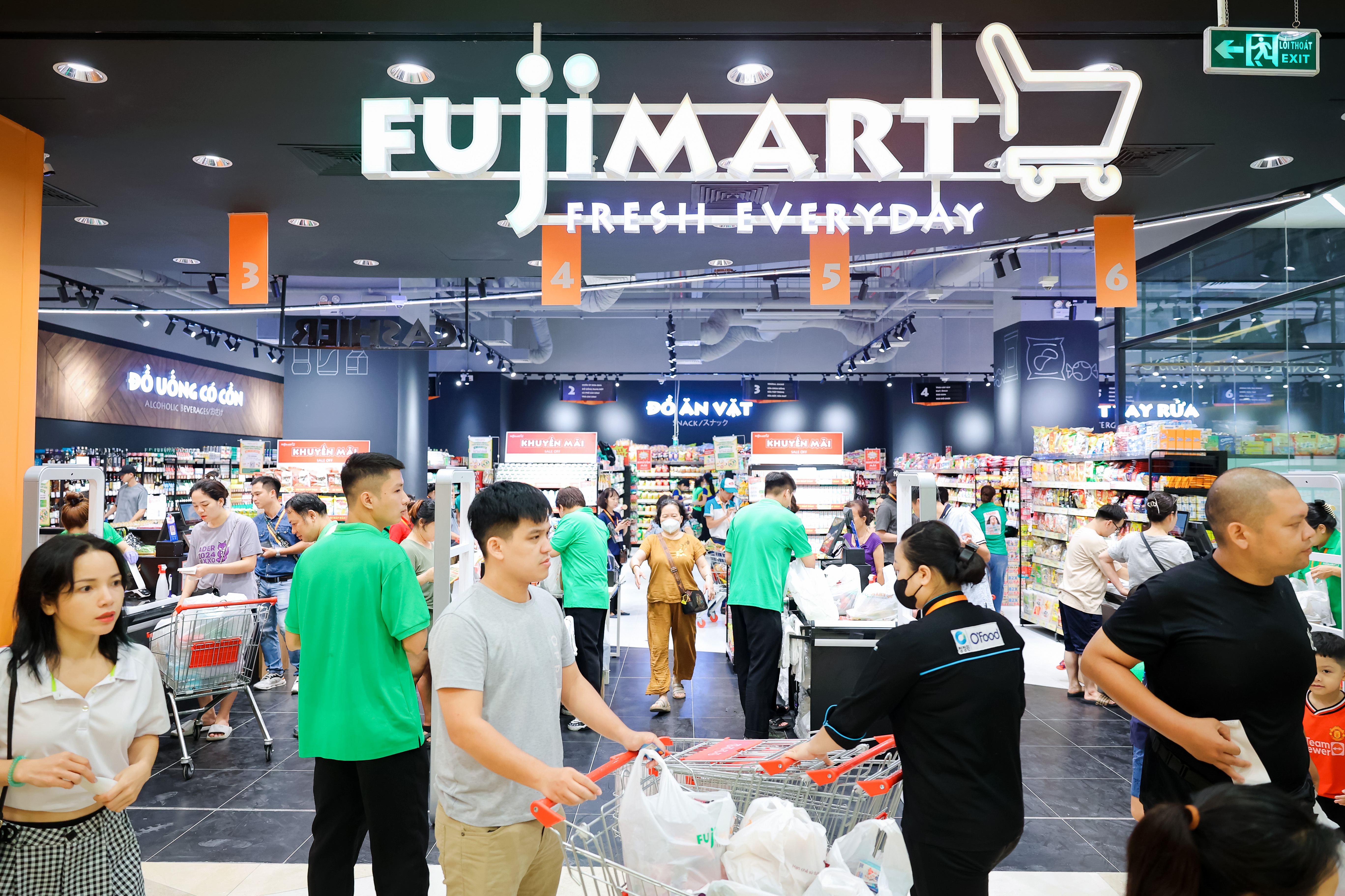 Sieu thi FujiMart Le Van Luong khai truong voi loat uu dai hap dan hinh anh