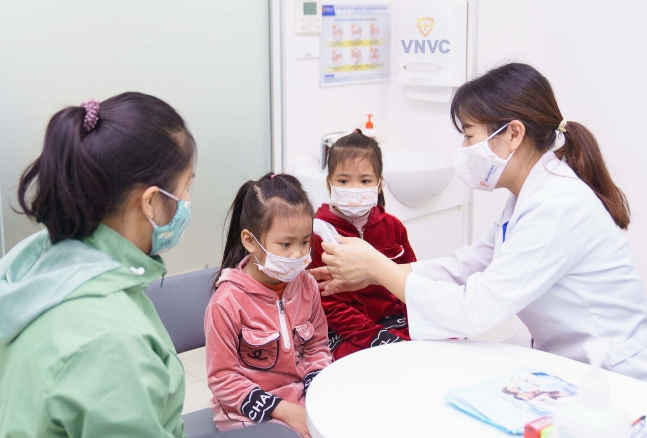 VNVC chu trong tiem vaccine soi an toan trong chien dich cua TP.HCM hinh anh