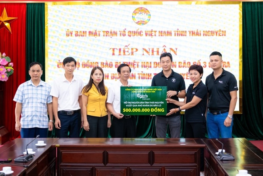 Carlsberg Viet Nam dong gop hon 1,1 ty dong ho tro dong bao mien Bac hinh anh