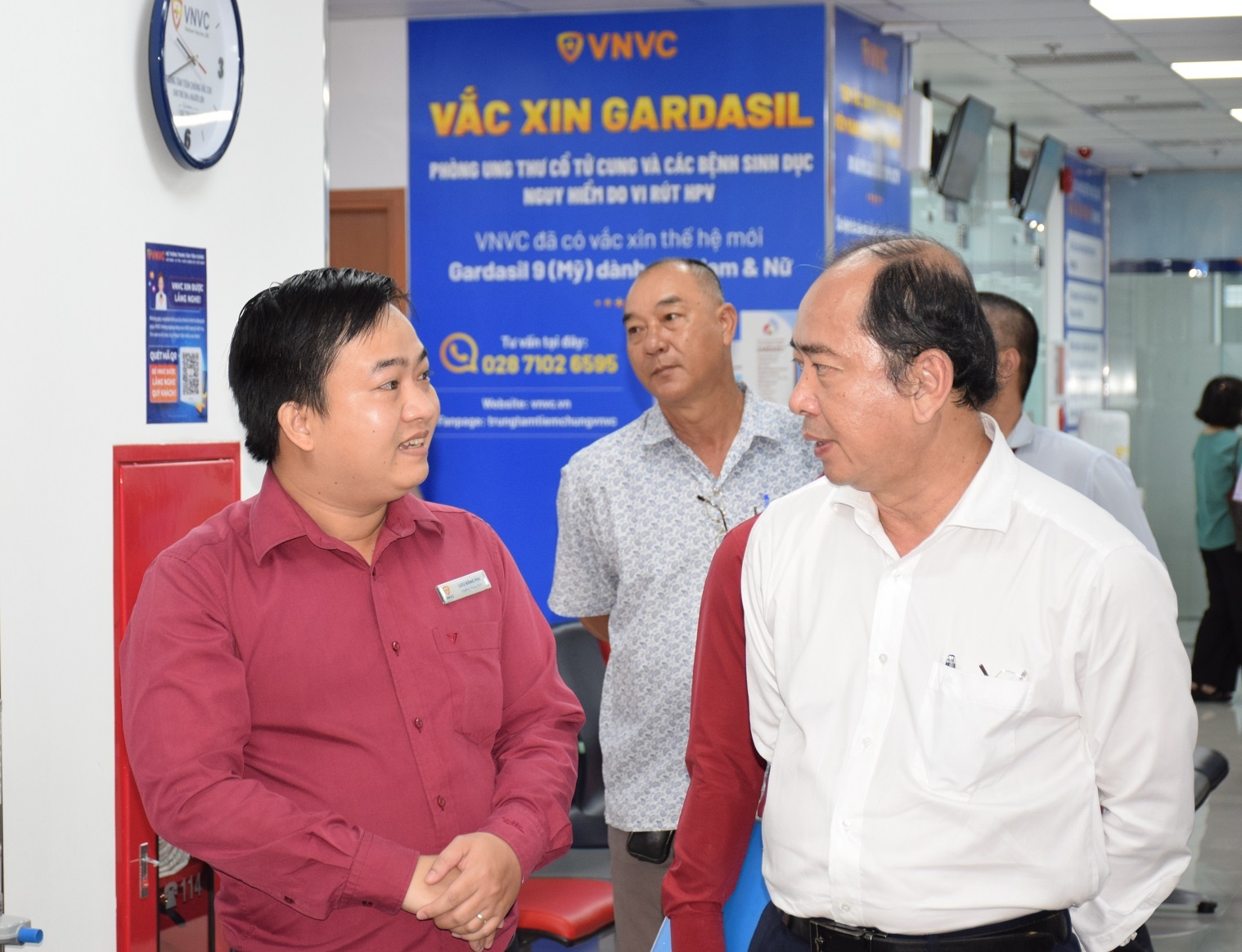 VNVC tiem cho hon 1.200 tre trong ngay dau tang cuong 'chong soi' hinh anh