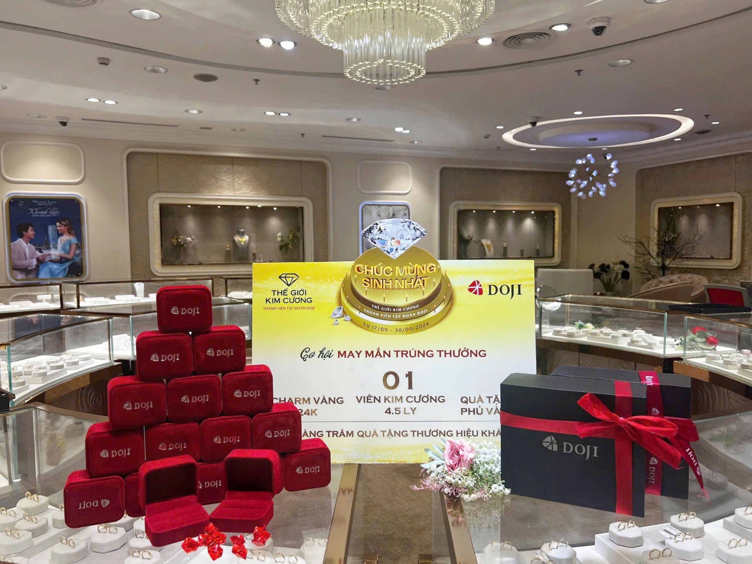 Tung bung dai tiec trang suc tai DOJI va The Gioi Kim Cuong hinh anh