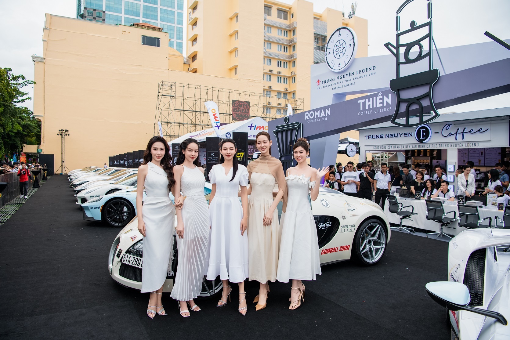 Nguoi dep thuong thuc ca phe Trung Nguyen Legend tai ‘Gumball 3000’ hinh anh