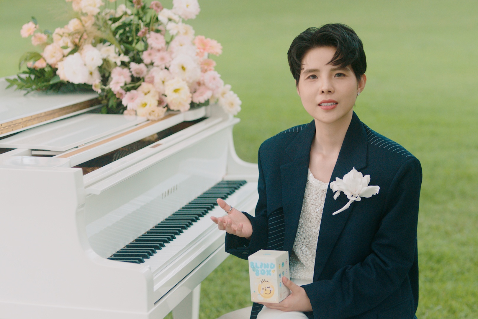 Vu Cat Tuong bat trend blind box khoanh khac co nhau trong MV moi hinh anh