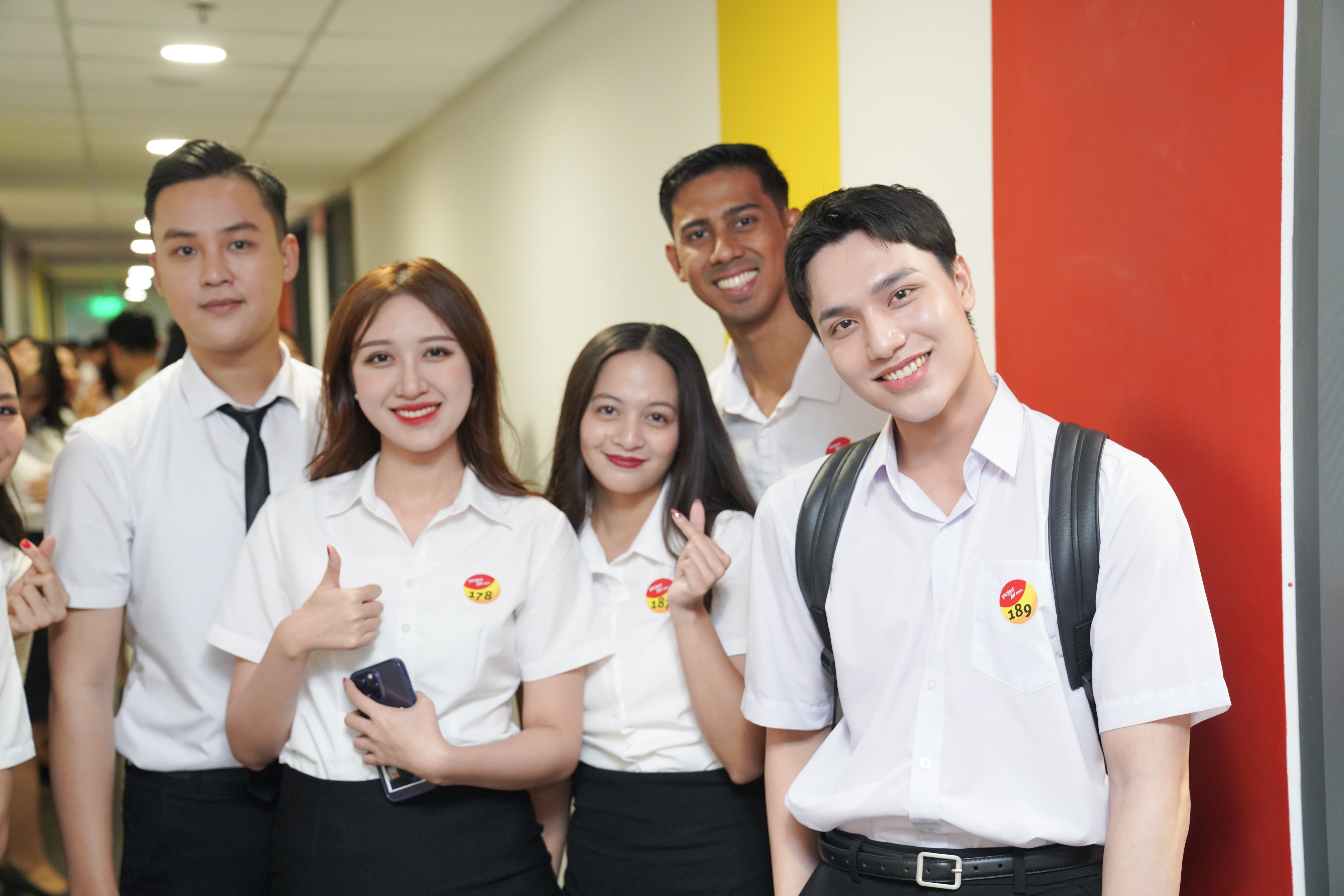 Ngay hoi tuyen dung tiep vien hang khong tai hoc vien hang dau khu vuc hinh anh