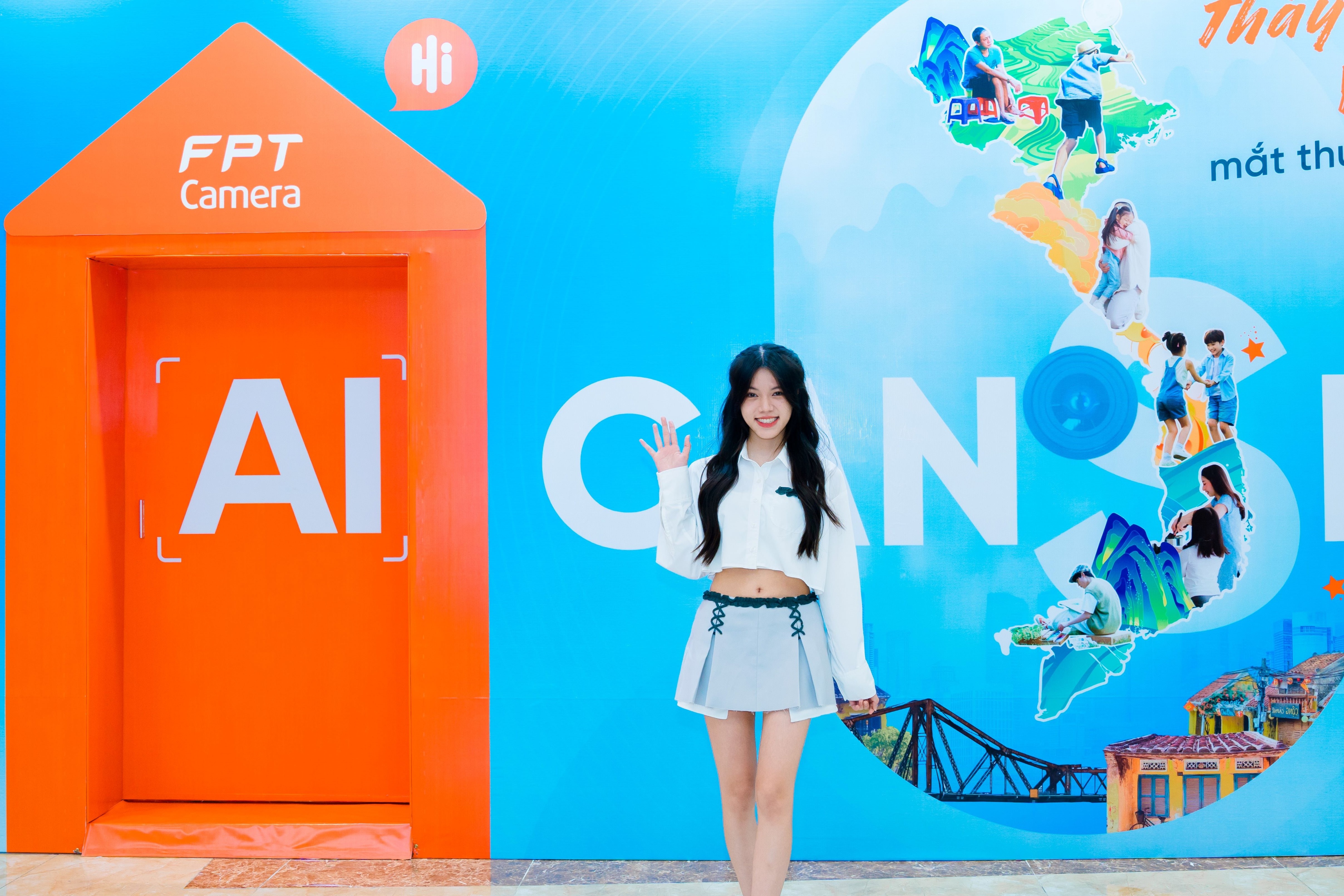 Check-in nha AI tuong tac khong cham dau tien tai Vincom Ha Noi hinh anh