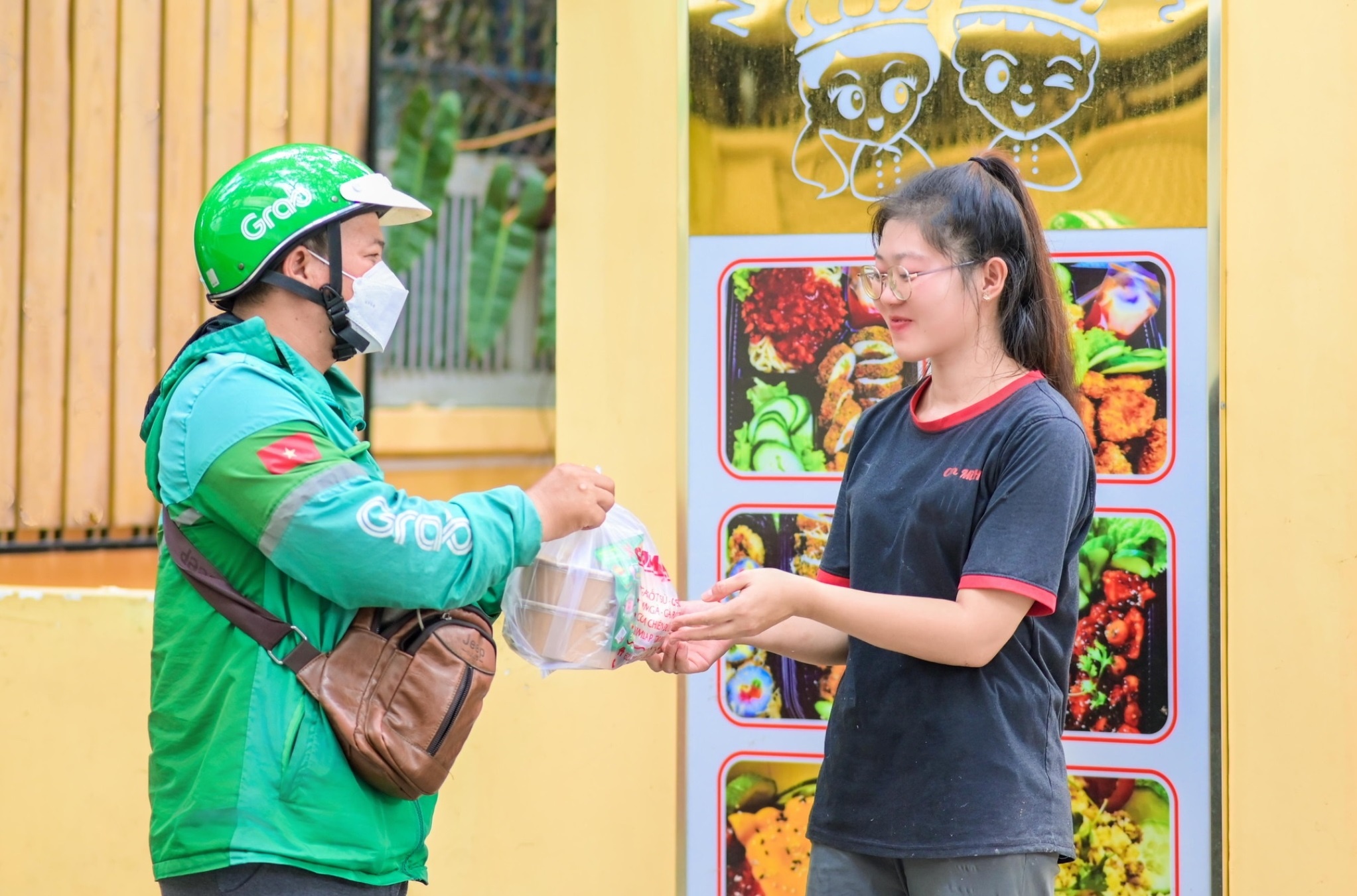 Quan an nup hem Nha Trang so huu menu da quoc gia hut gioi tre hinh anh