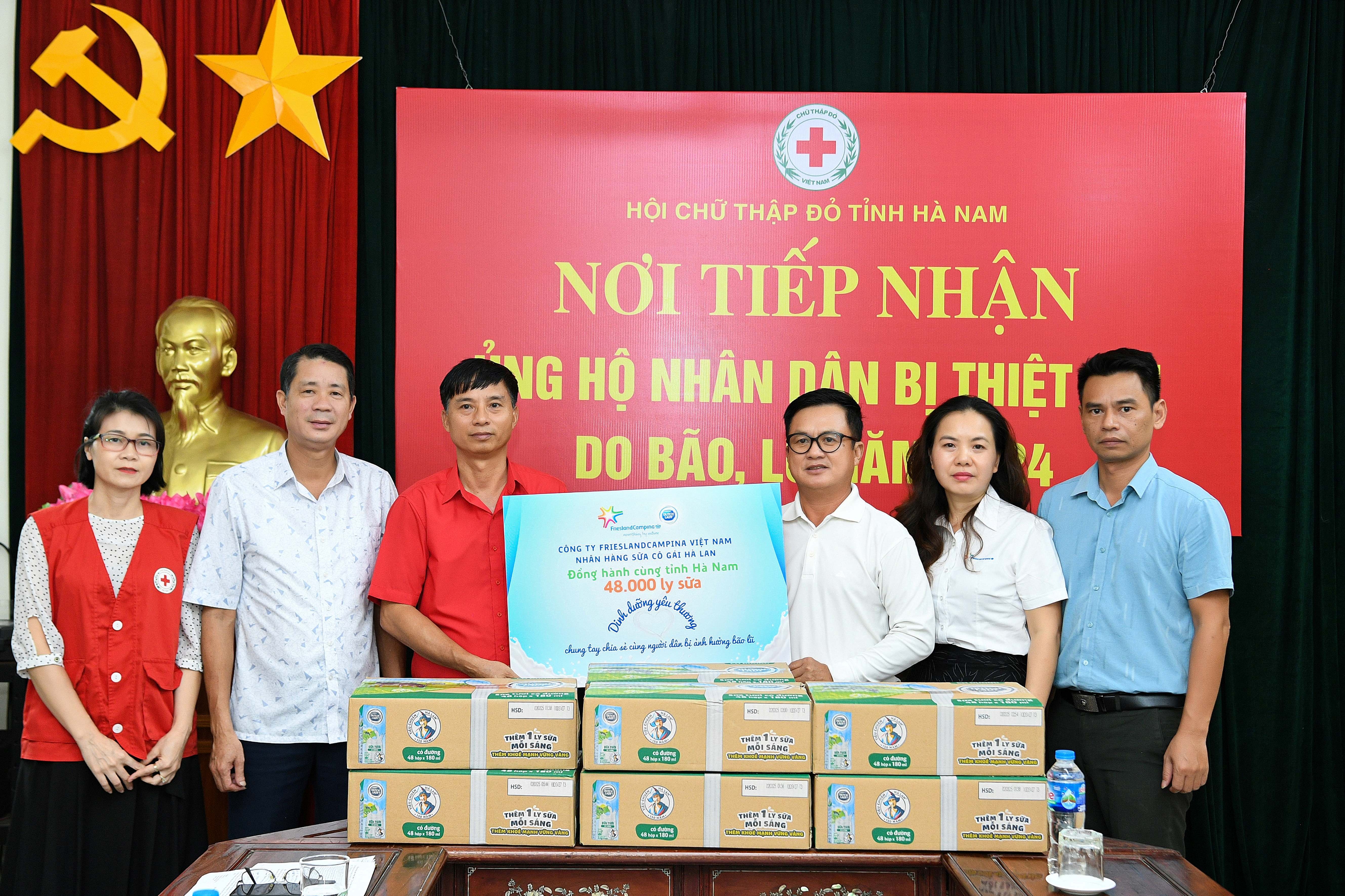 Sua Co Gai Ha Lan ho tro mien Bac khac phuc hau qua thien tai hinh anh