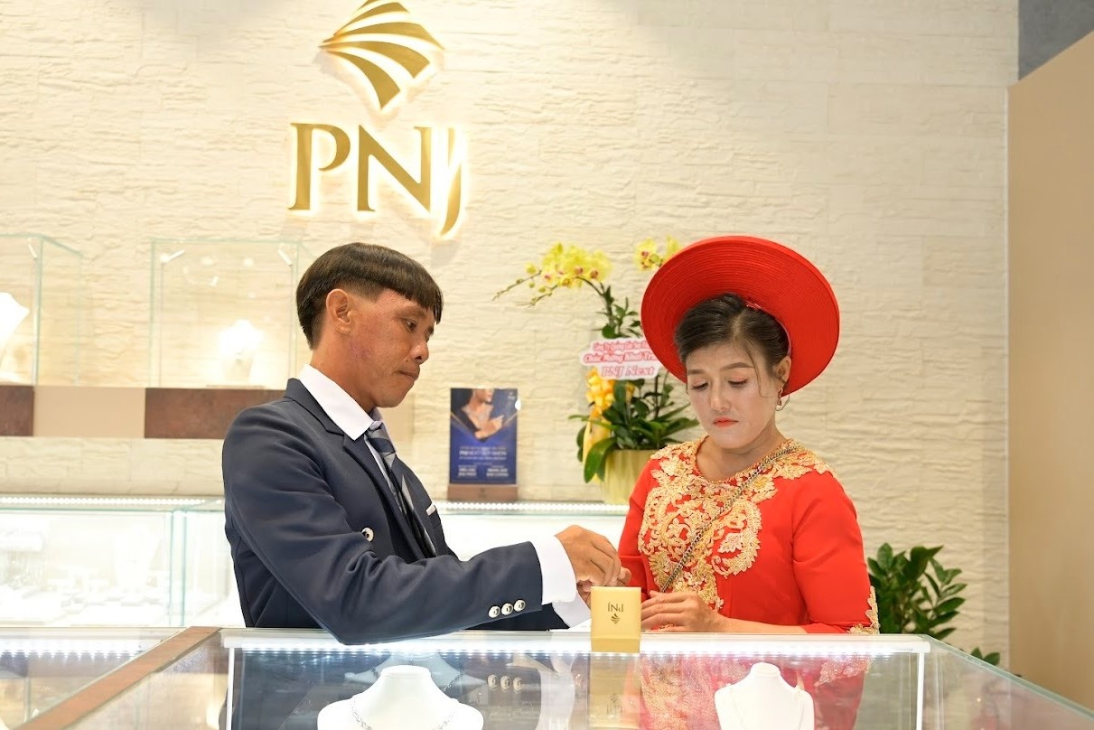 Chuoi le cuoi tap the va trao nhan cuoi cho cac cap doi kho khan hinh anh