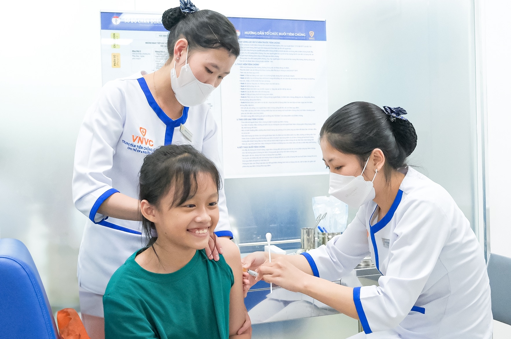 VNVC tiem gan 15.000 lieu vaccine sot xuat huyet sau 5 ngay hinh anh