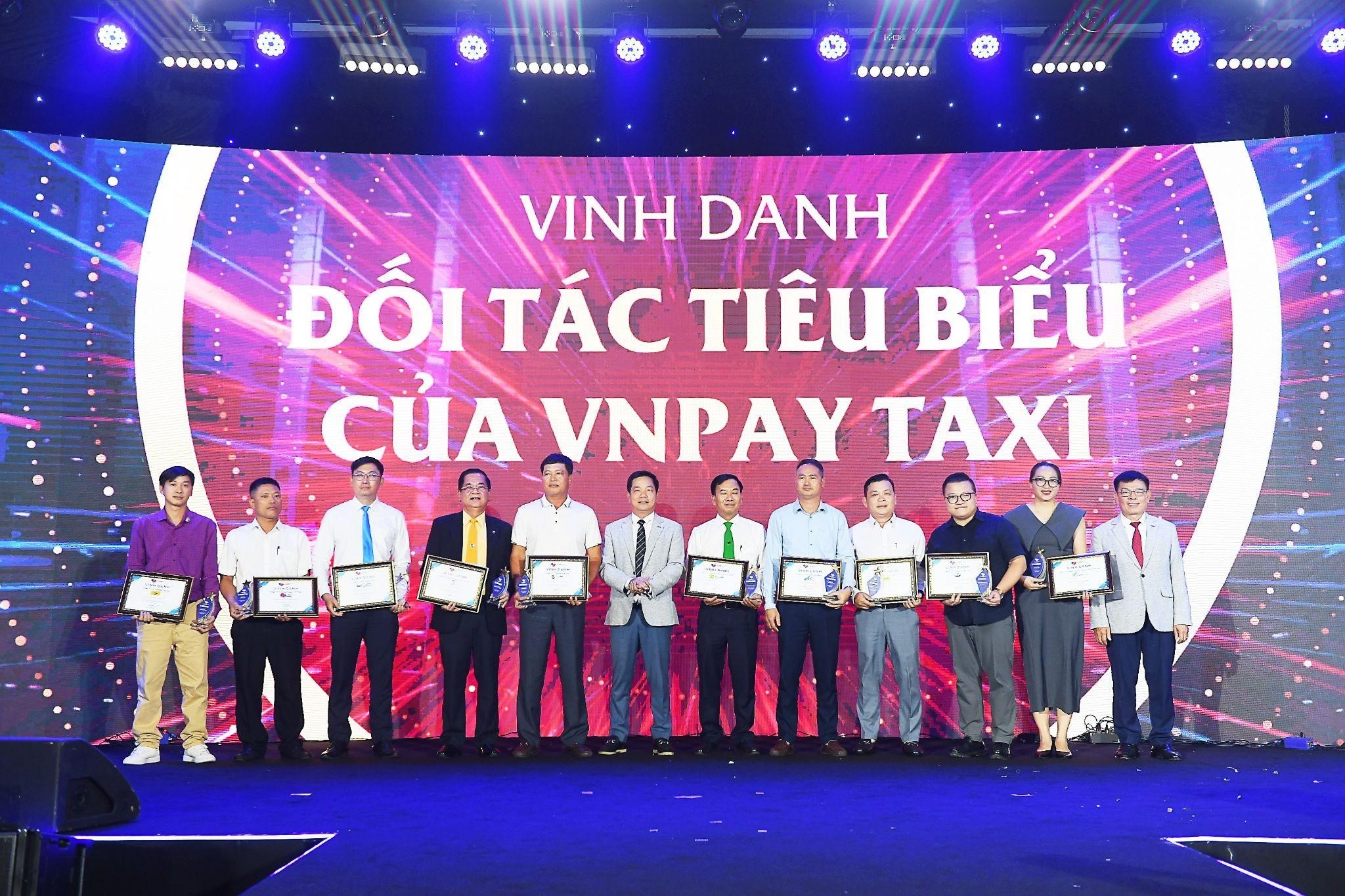 Hon 200 hang taxi hoi tu tai su kien doi tac toan quoc cua VNPAY Taxi hinh anh