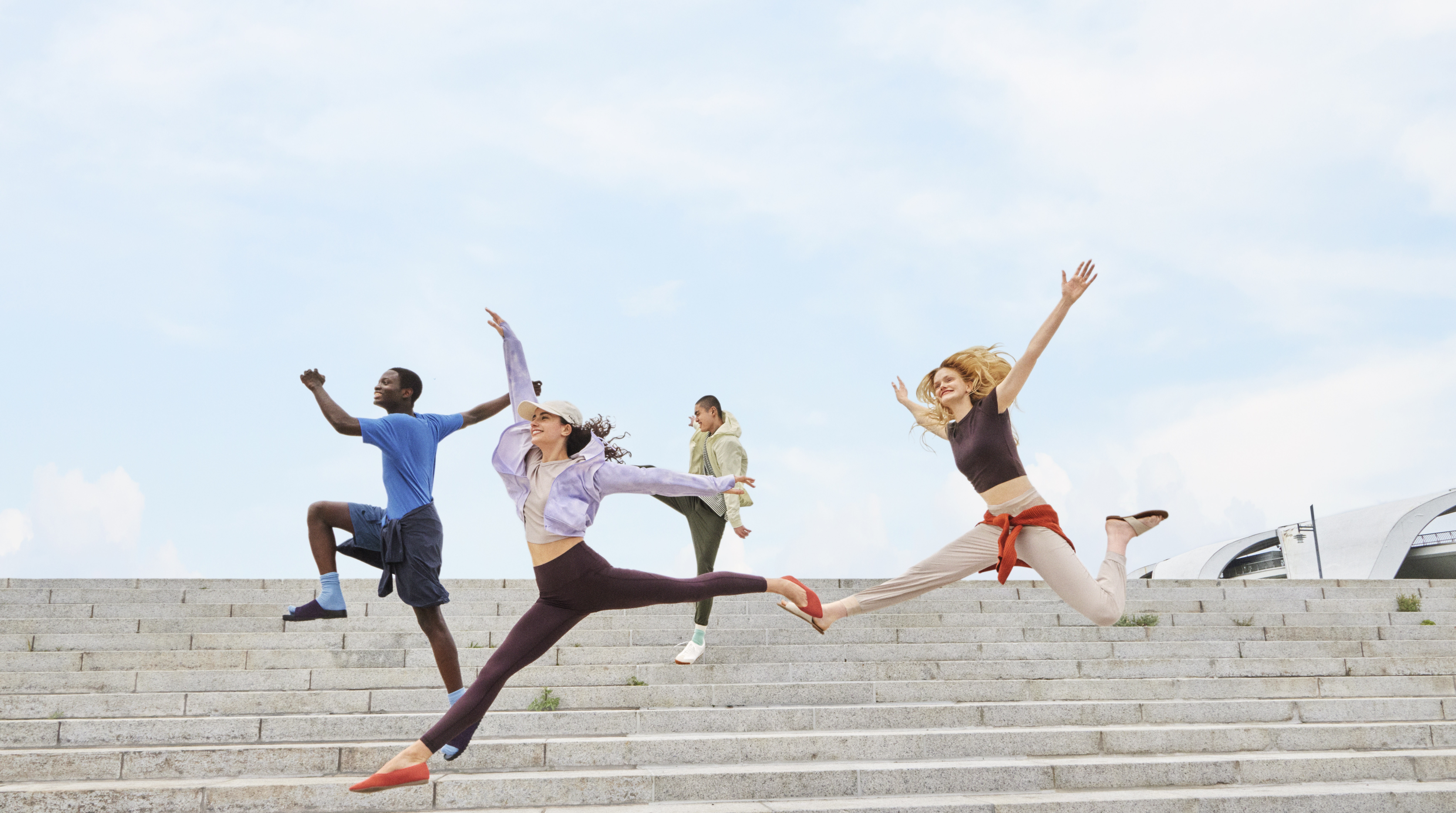 Theo duoi phong cach Athleisure bang nhung item don gian hinh anh