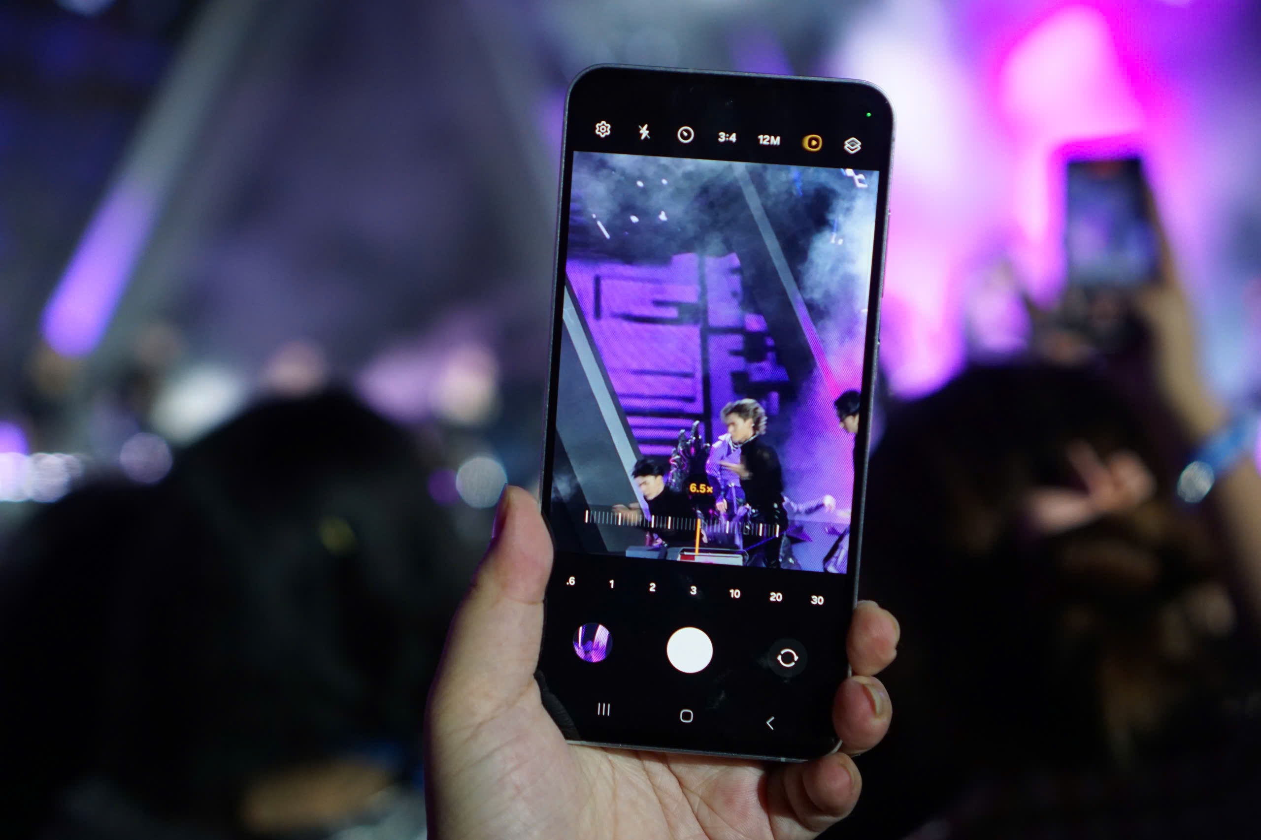 Den gan cac ‘anh trai’ sau mot cu cham tren Samsung Galaxy S24 FE hinh anh