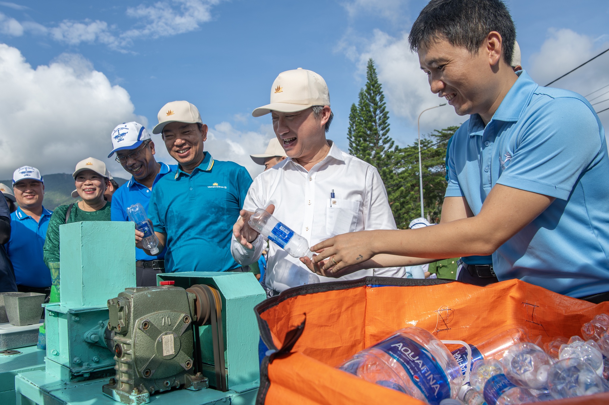 Hon 820 kg rac nhua duoc thu gom, tai che tai 'Ngay hoi Con Dao xanh' hinh anh