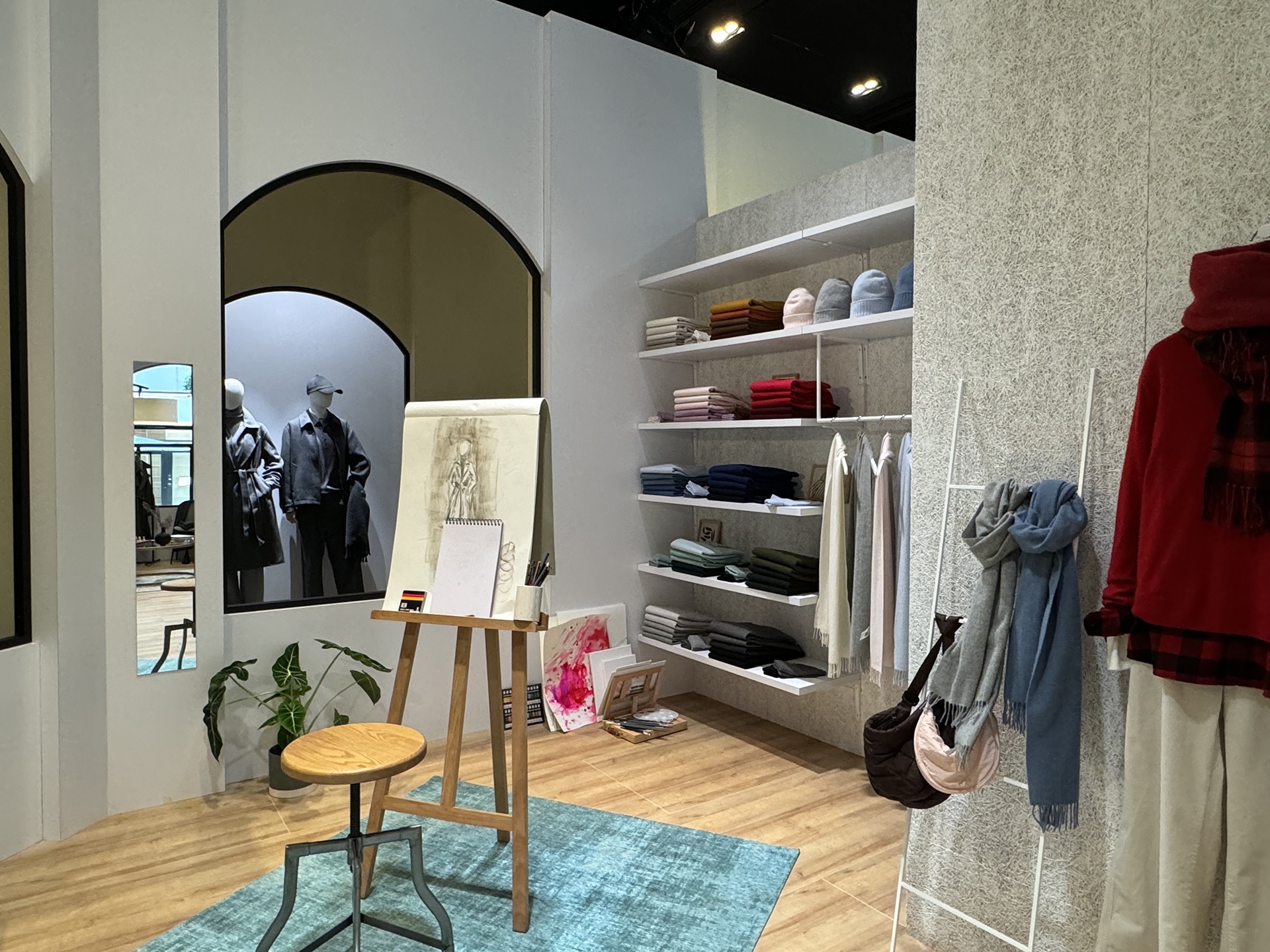 Trien lam Uniqlo anh 2