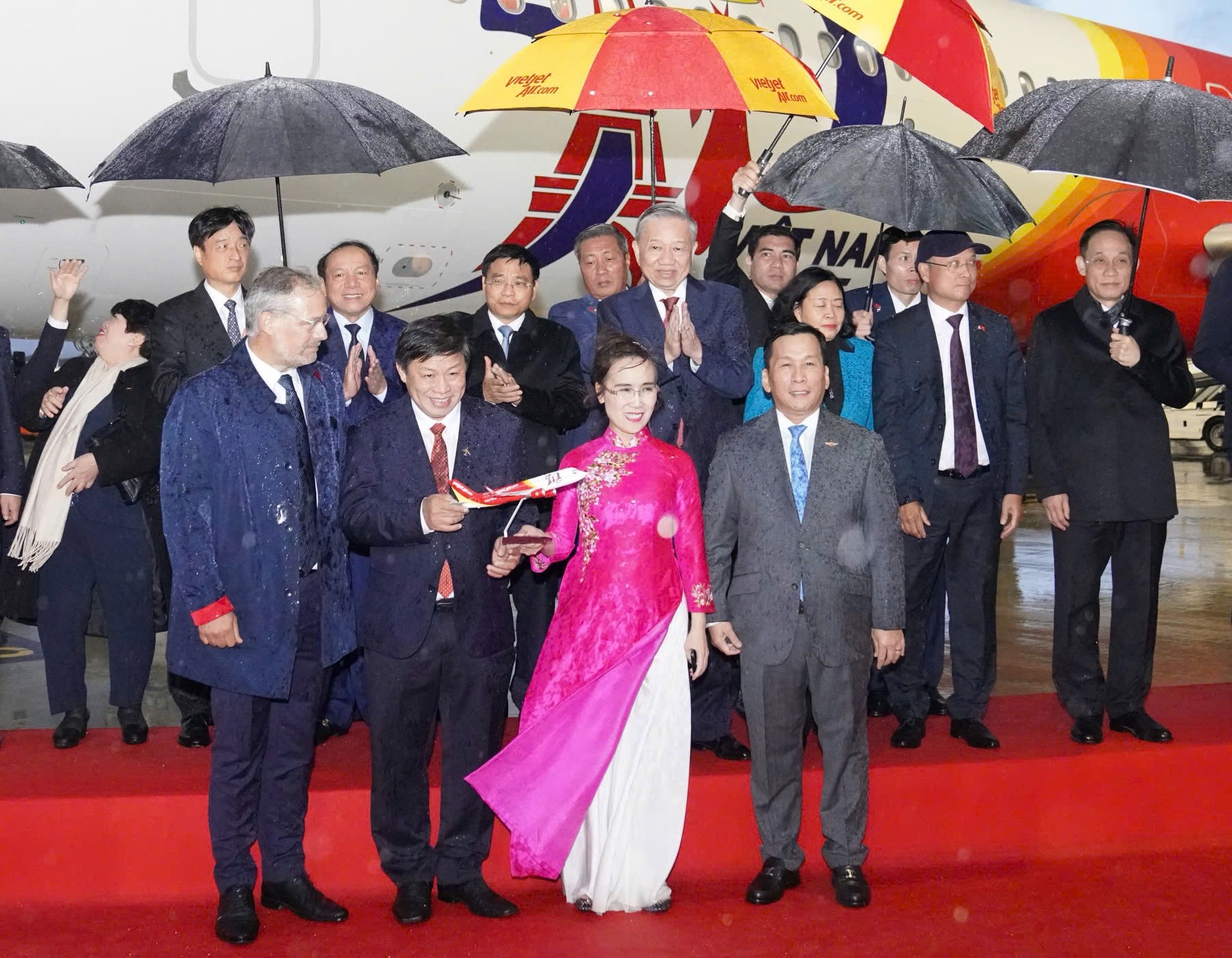 Airbus va Vietjet ban giao tau bay nhan 50 nam quan he Viet Nam - Phap hinh anh