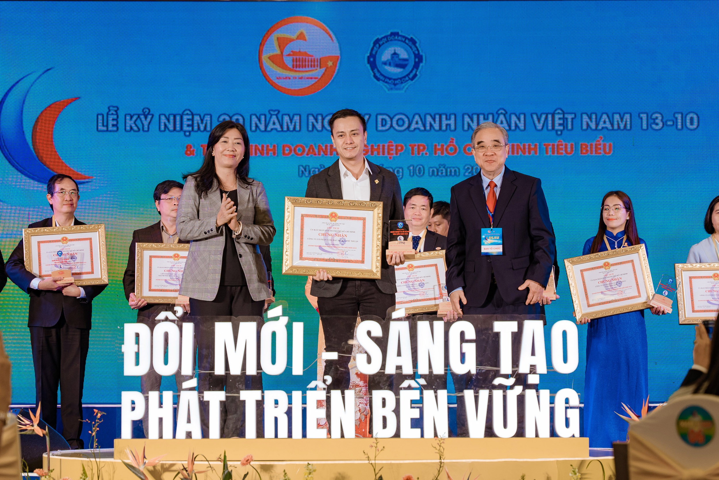 PNJ duoc vinh danh 'Doanh nghiep TP.HCM tieu bieu' nam 2024 hinh anh