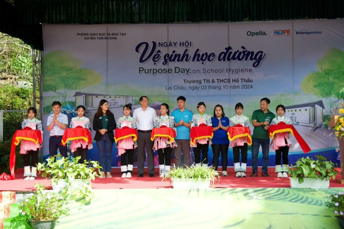 Ban giao 20 nha ve sinh moi dat chuan cho tre em vung cao hinh anh