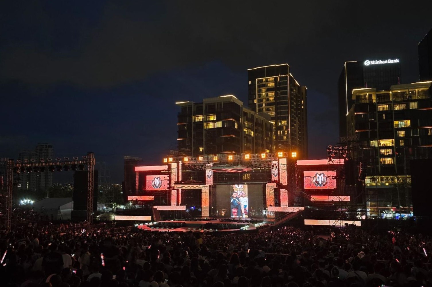 Tech reviewer de cu 'chien than' Galaxy S24 Ultra hau concert Anh trai hinh anh