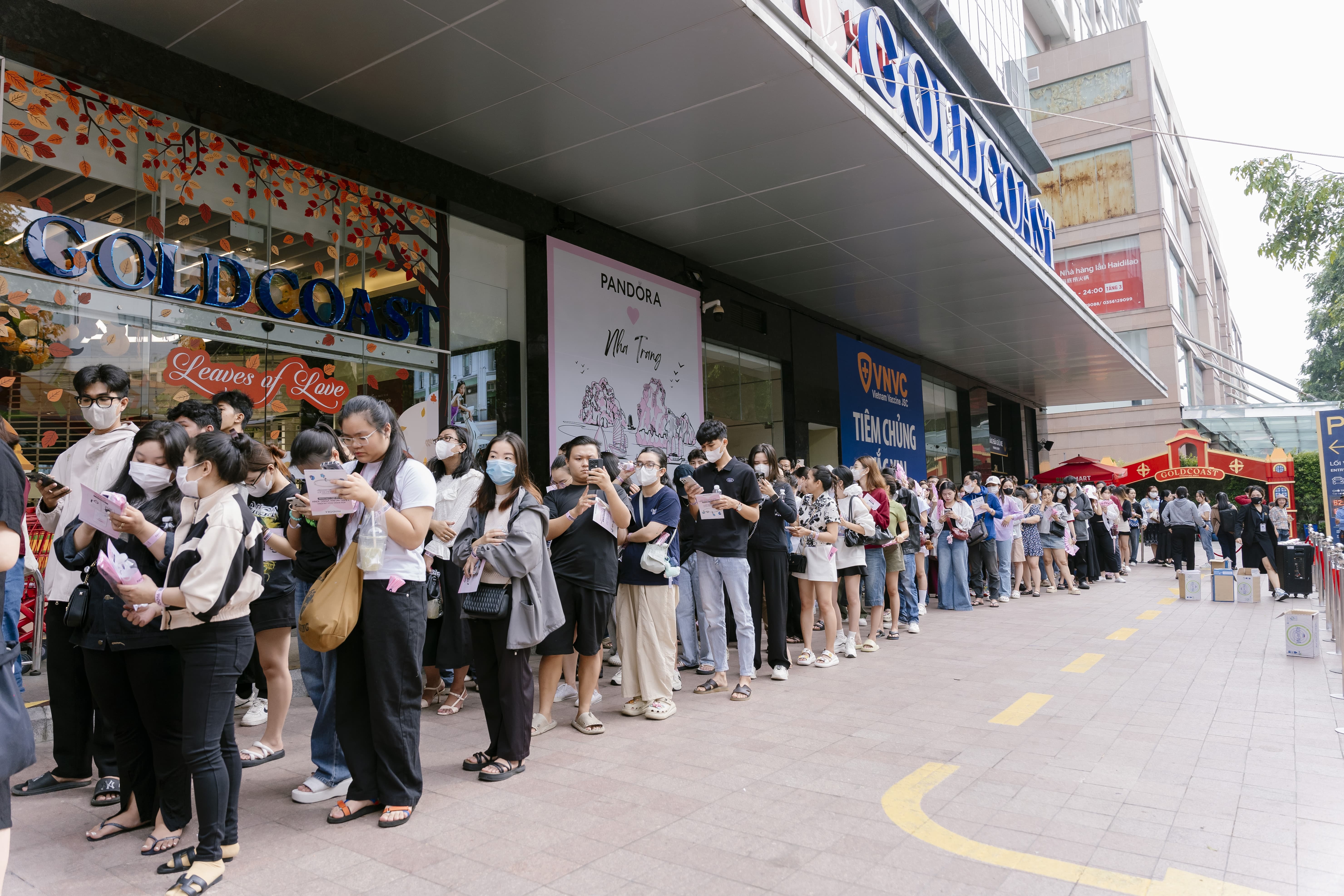 Pandora khai truong anh 5