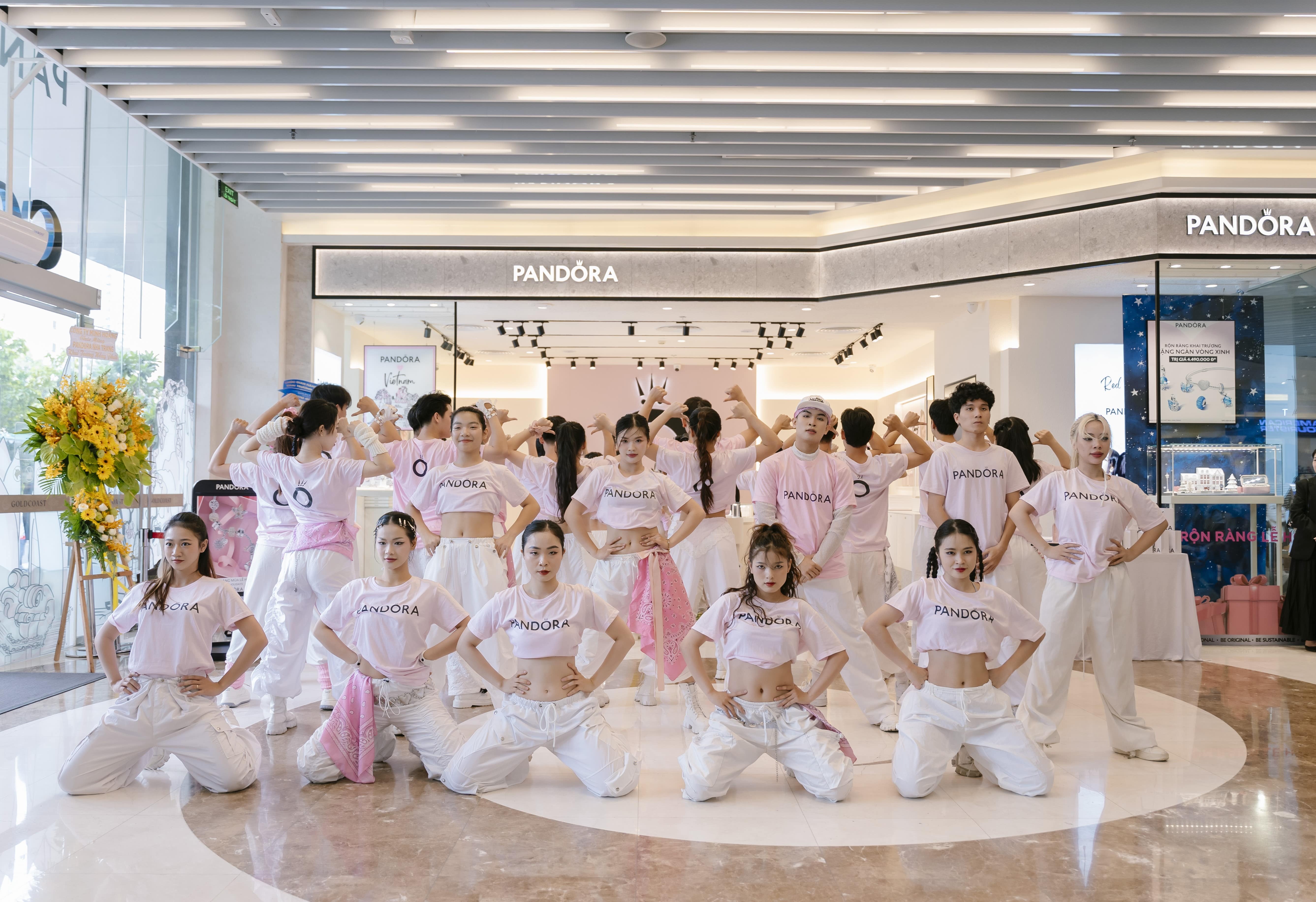 Pandora khai truong anh 3