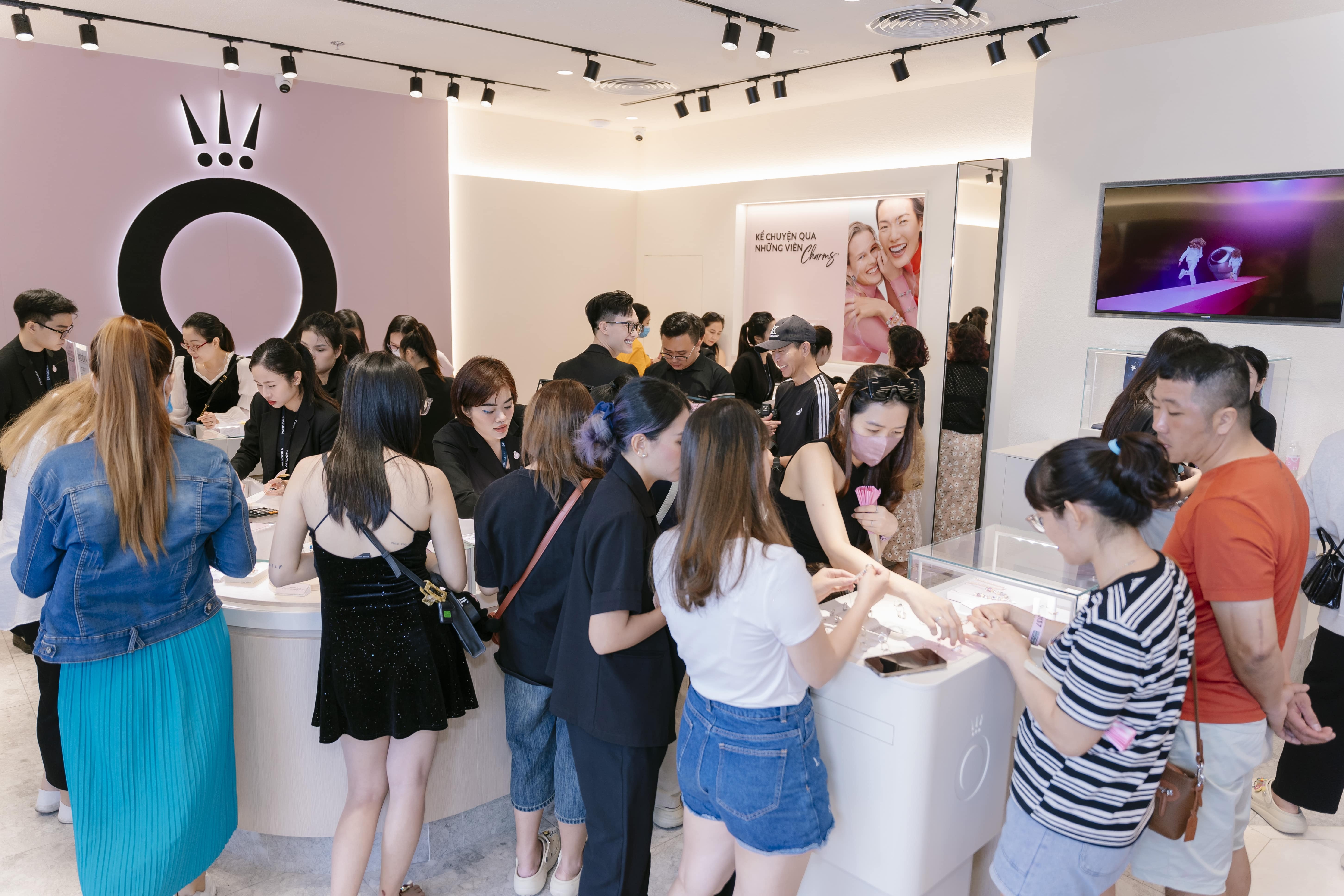 Pandora khai truong anh 2