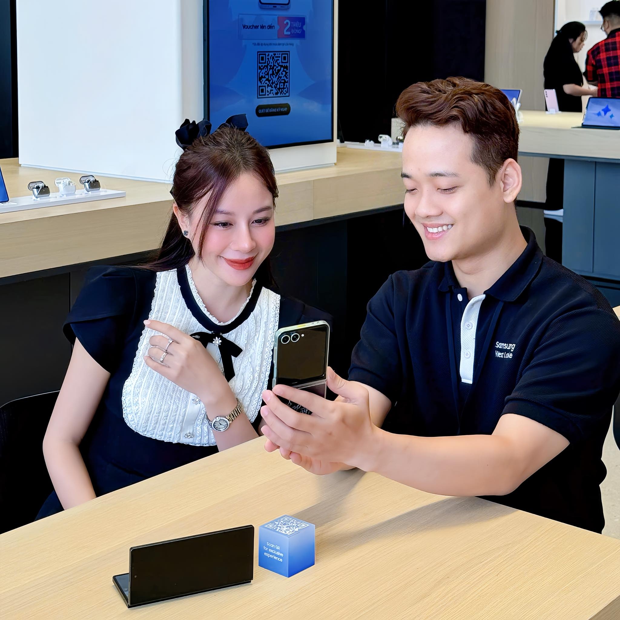 Samsung West Lake,  Galaxy Wrap anh 4