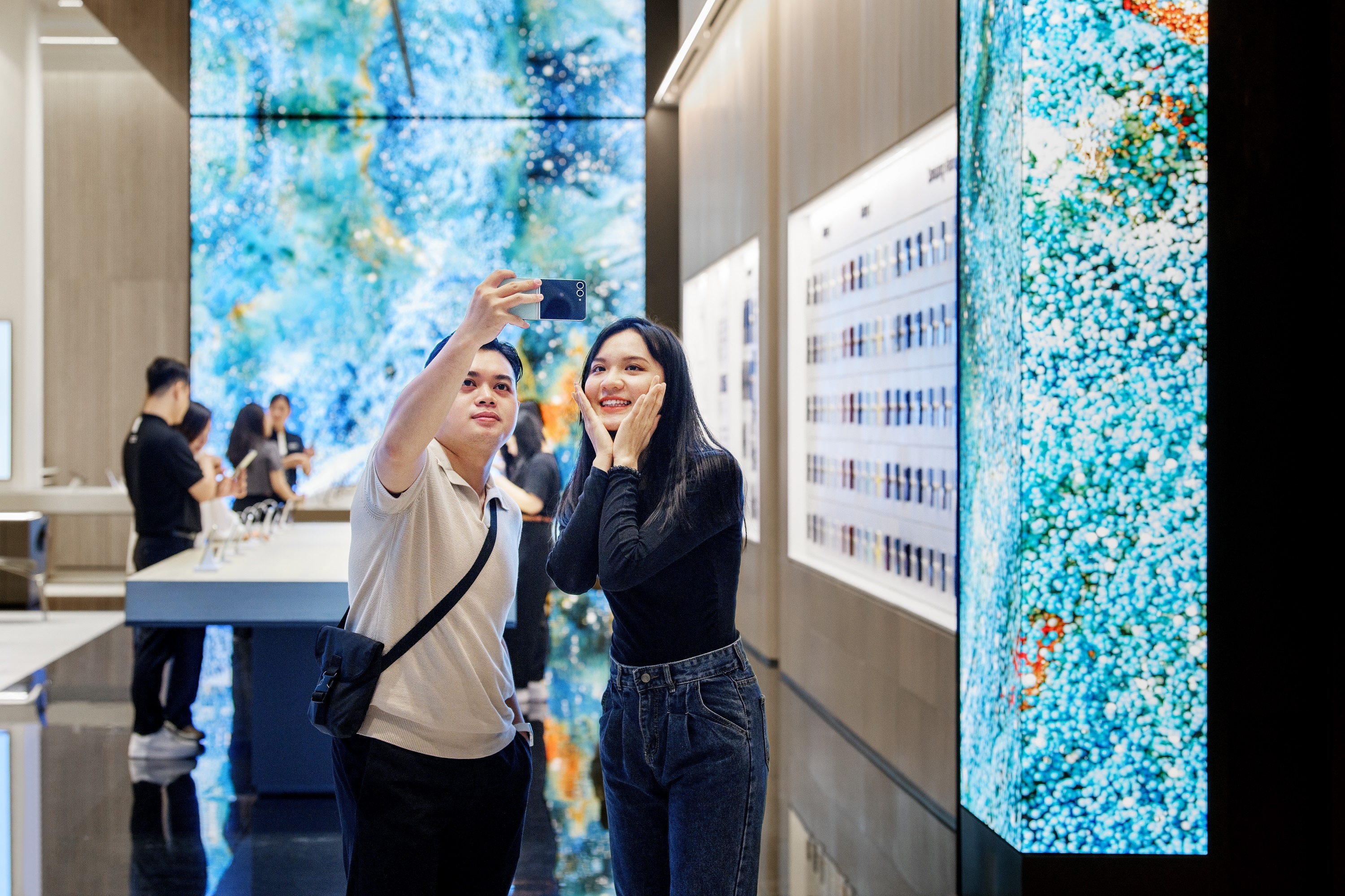 Samsung West Lake,  Galaxy Wrap anh 3