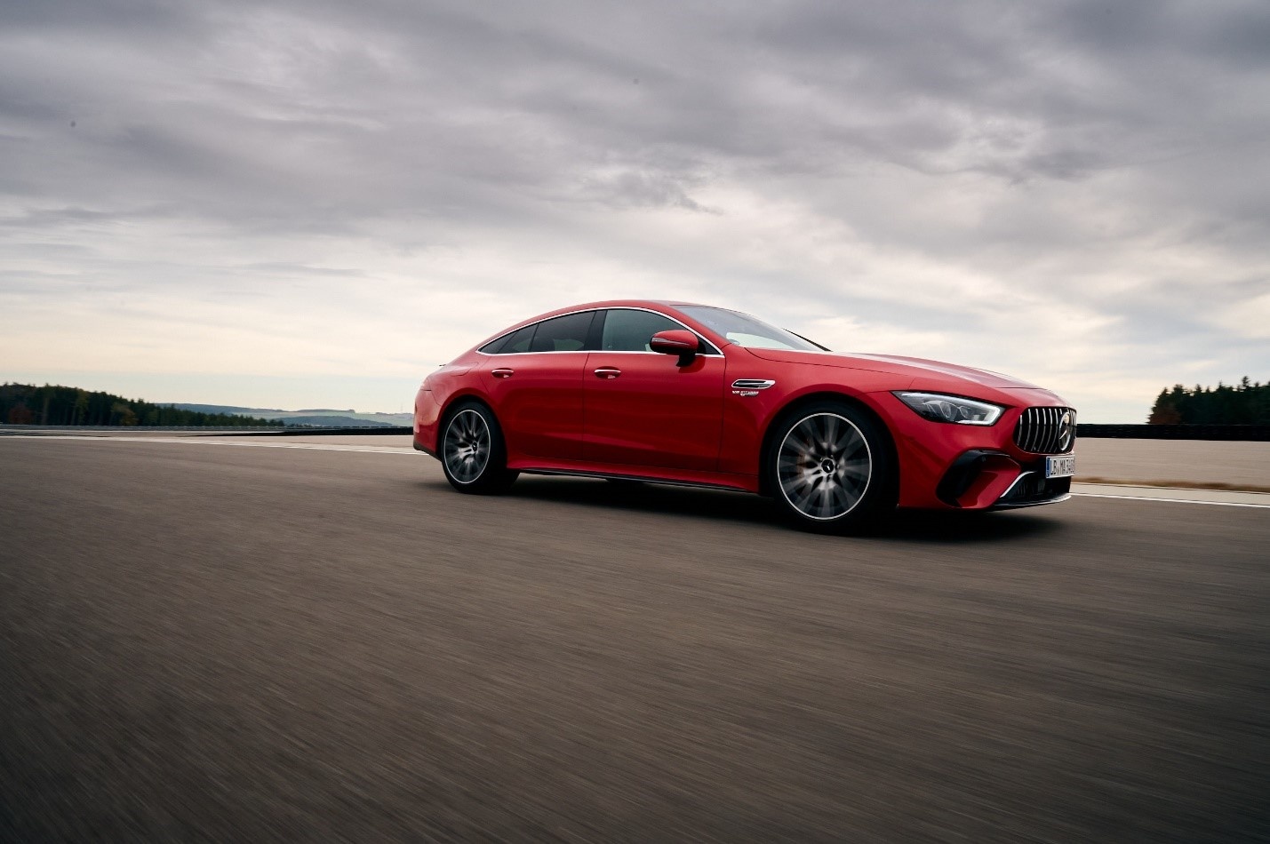 Mercedes-Benz Viet Nam tang dac quyen bao ve lop voi Road Hazard hinh anh