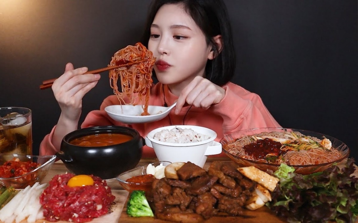 Van hoa mukbang, app dat mon va tuyen ngon ‘Ban khong co don’ hinh anh
