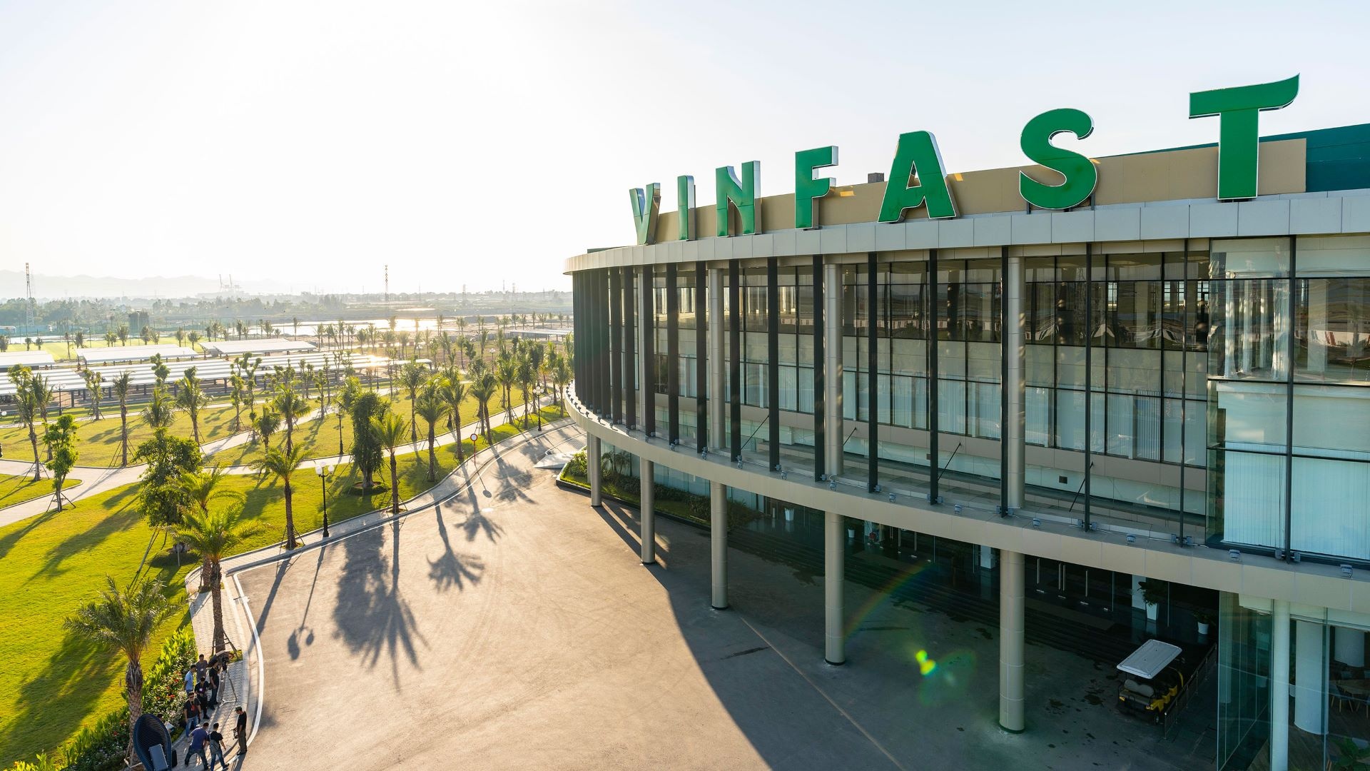 VinFast nhan ho tro tu VinGroup va ong Pham Nhat Vuong hinh anh