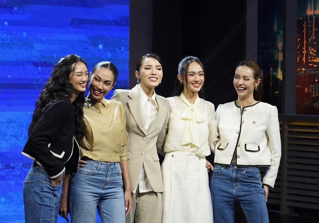 Ky Duyen va top 4 Miss Universe Vietnam len song show truyen hinh hinh anh