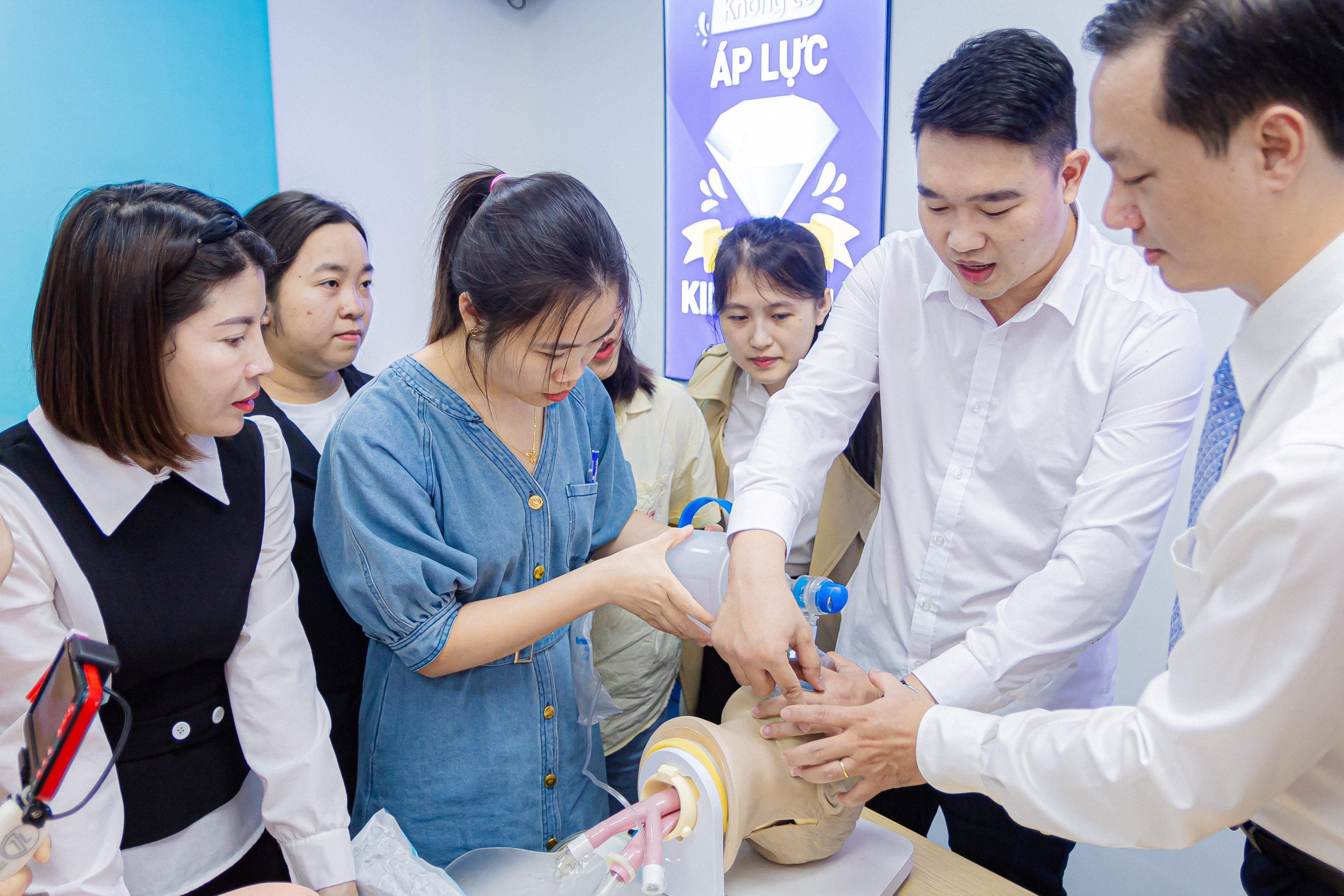 Long Chau dau tu dao tao chuyen sau bac si, dieu duong tiem chung hinh anh