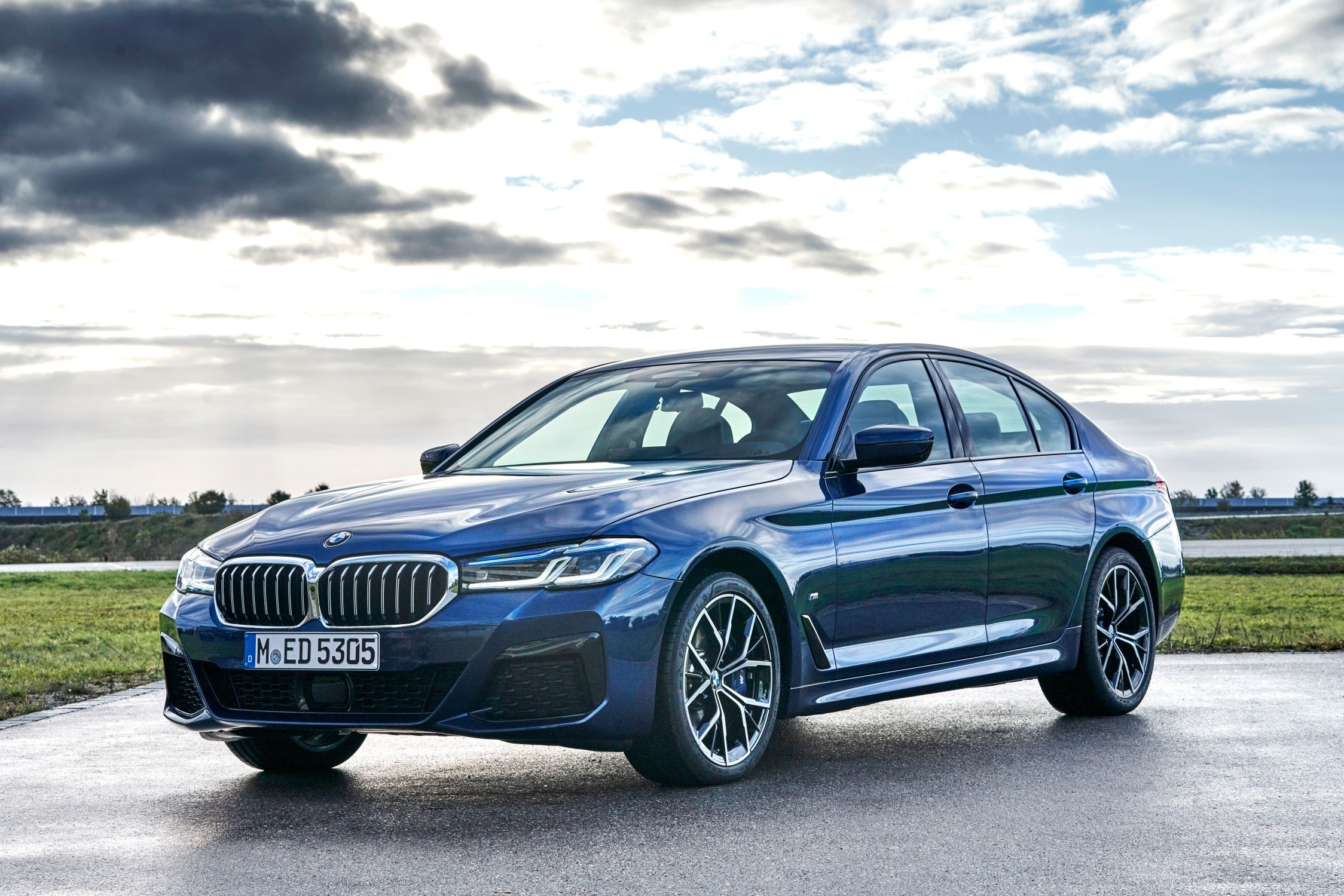 Co hoi so huu xe BMW voi uu dai kep hap dan trong thang 11 hinh anh