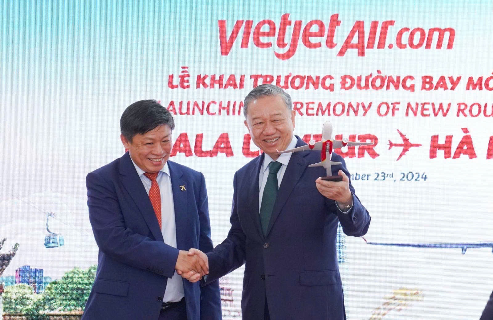 Vietjet khai truong duong bay Ha Noi - Kuala Lumpur hinh anh