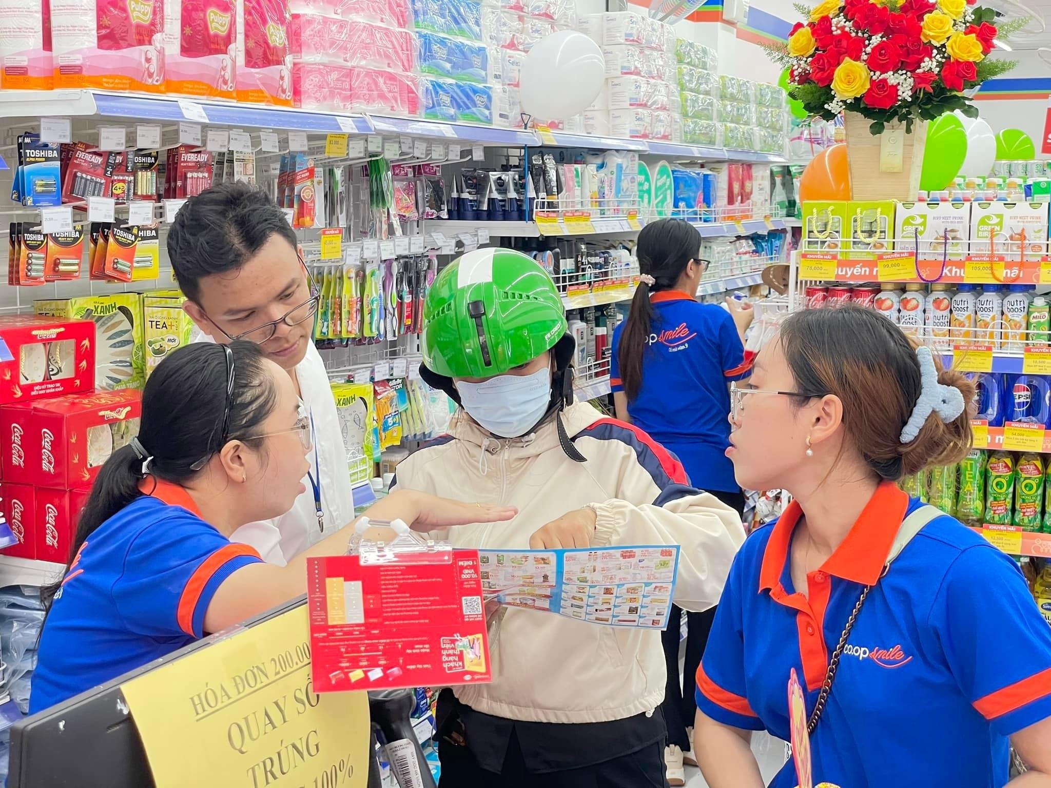 Co.opSmile chinh phuc khach hang bang dich vu hiem co kho tim hinh anh