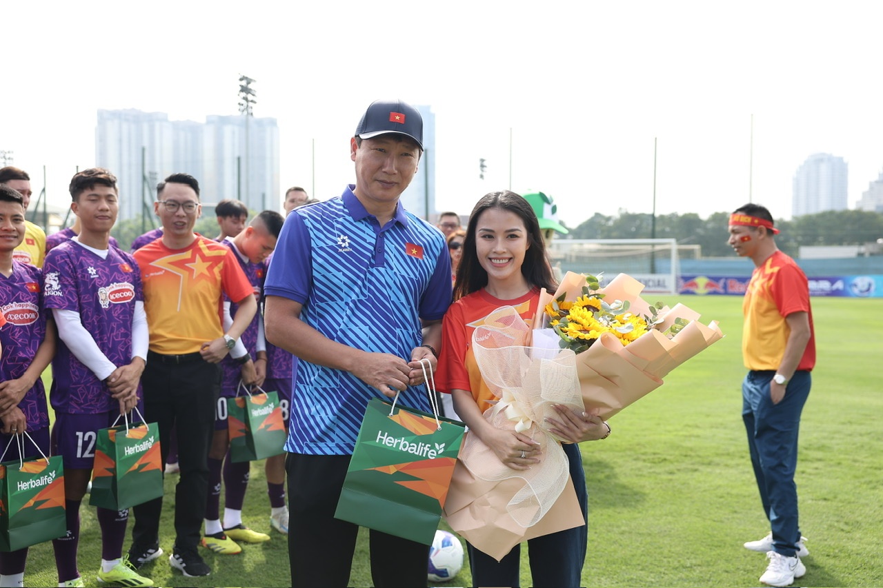 Herbalife dong hanh cung doi tuyen bong da quoc gia Viet Nam hinh anh