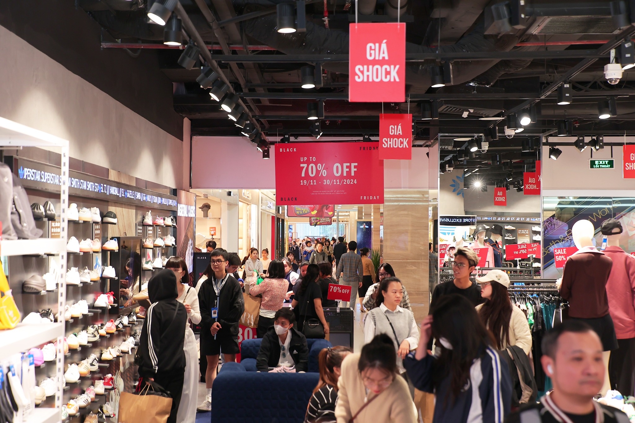 Gan 2 trieu luot khach do ve chuoi TTTM Vincom vao 3 ngay Black Friday hinh anh