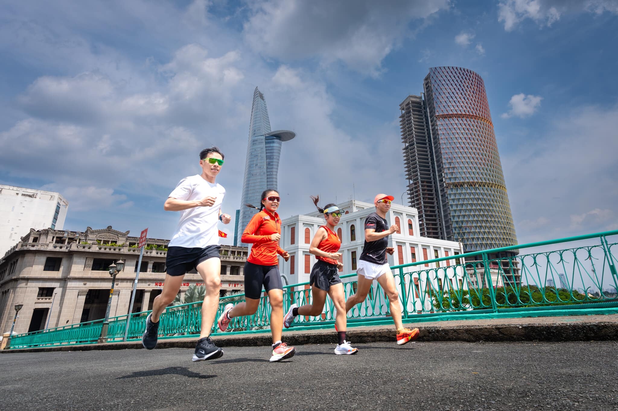 Hanh trinh kham pha ve dep TP.HCM tren duong chay marathon hinh anh