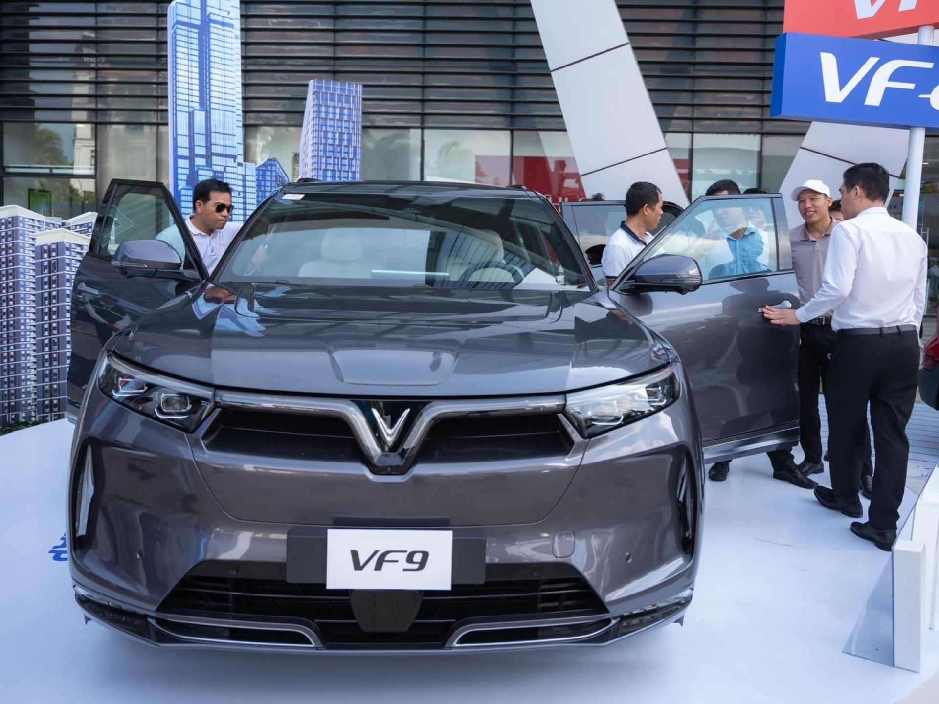 Loat trang bi cao cap tren VinFast VF 9 hinh anh