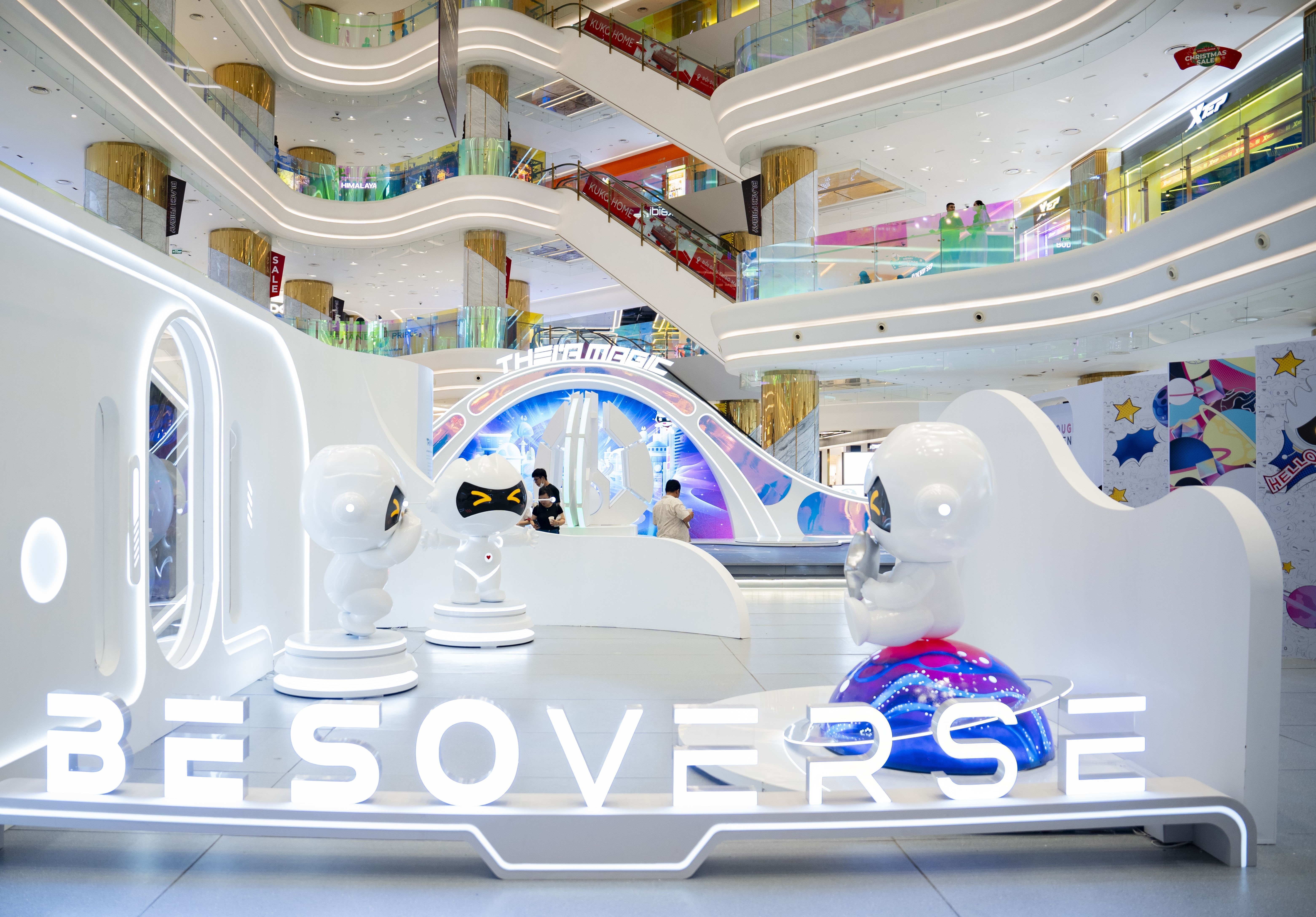 Kham pha trien lam da giac quan ve robot Beso tai Thiso Mall Sala hinh anh