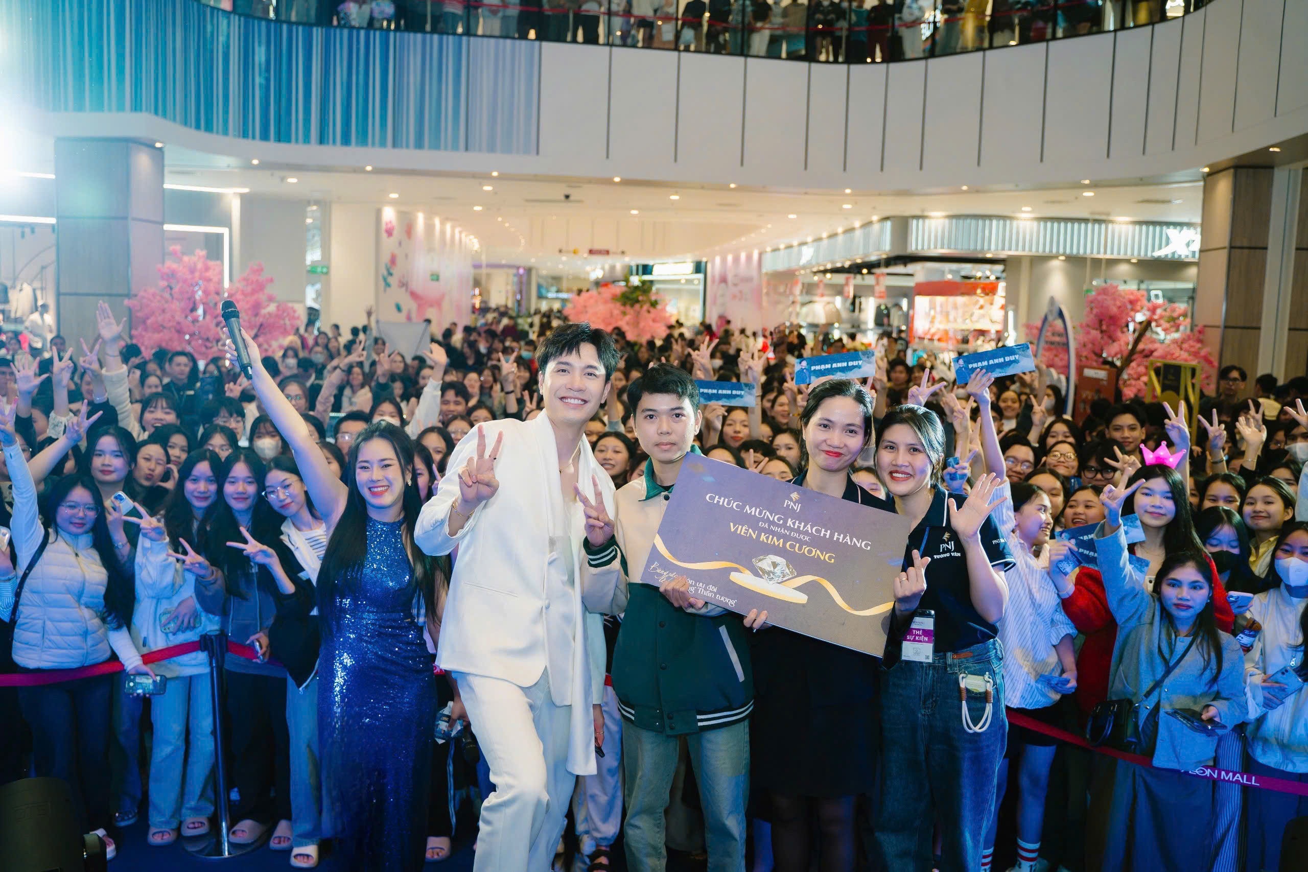 Tan huong uu dai mua le hoi cung than tuong khi mua sam tai PNJ hinh anh